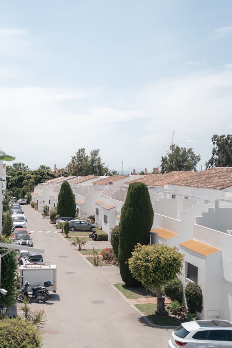 4 chambre Villa/Maison Semi-Mitoyenne à vendre à El Paraiso avec piscine garage - 850 000 € (Ref: 9831098)