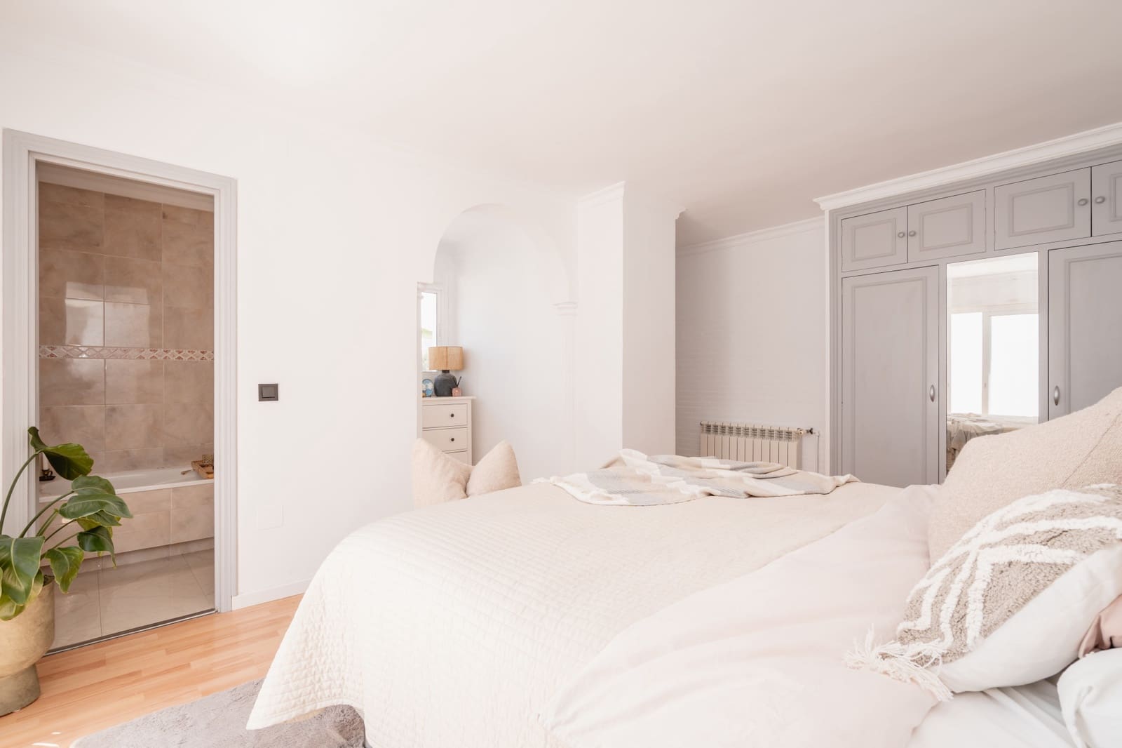 4 chambre Villa/Maison Semi-Mitoyenne à vendre à El Paraiso avec piscine garage - 850 000 € (Ref: 9831098)