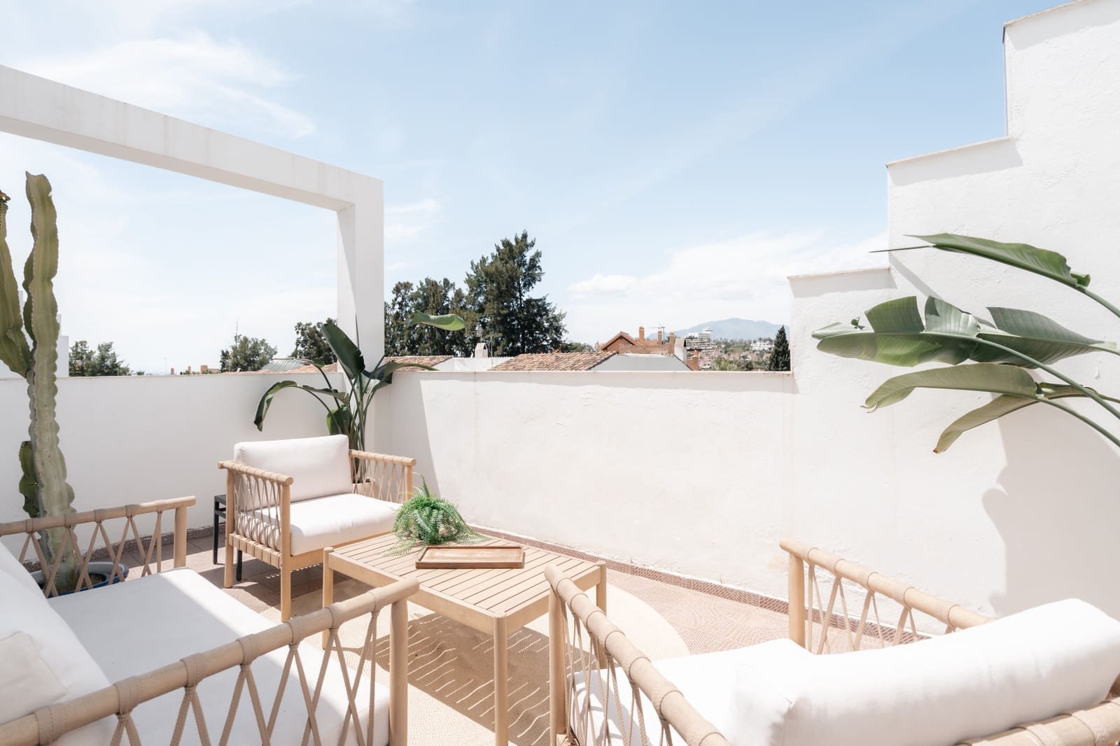 4 chambre Villa/Maison Semi-Mitoyenne à vendre à El Paraiso avec piscine garage - 850 000 € (Ref: 9831098)