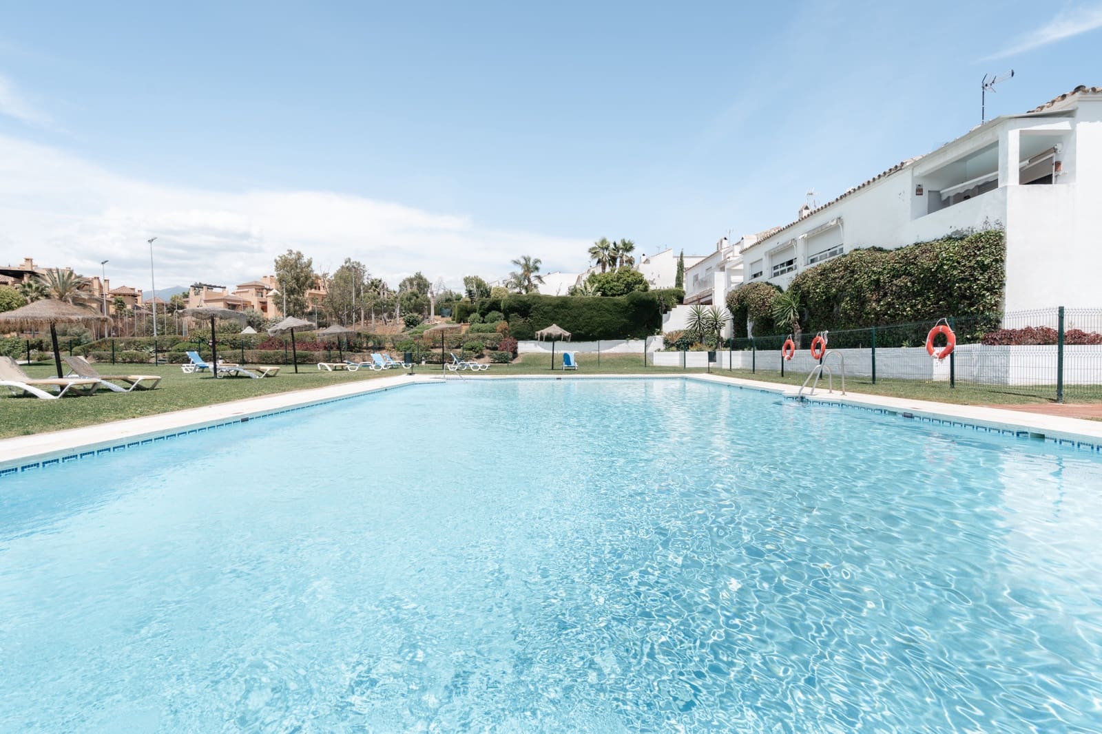 4 chambre Villa/Maison Semi-Mitoyenne à vendre à El Paraiso avec piscine garage - 850 000 € (Ref: 9831098)