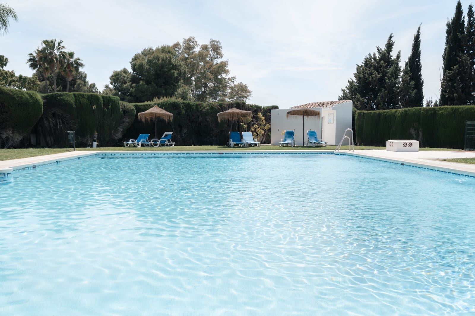 4 chambre Villa/Maison Semi-Mitoyenne à vendre à El Paraiso avec piscine garage - 850 000 € (Ref: 9831098)