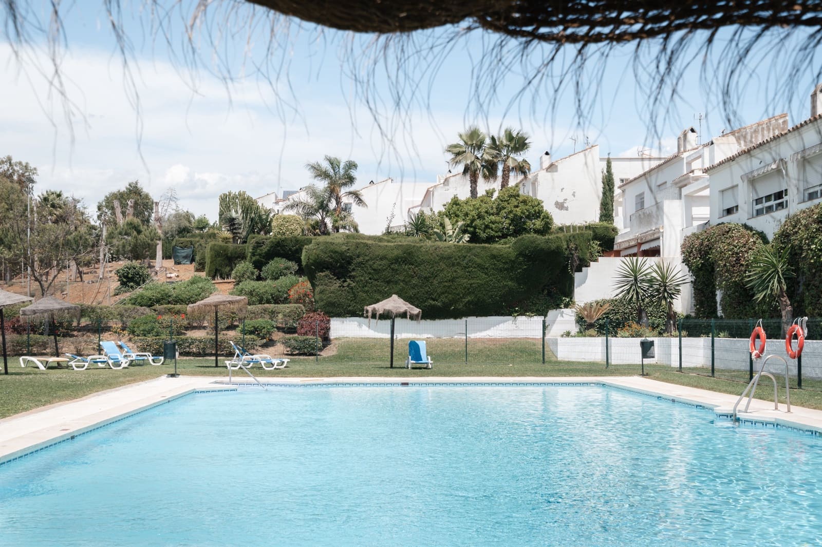 4 chambre Villa/Maison Semi-Mitoyenne à vendre à El Paraiso avec piscine garage - 850 000 € (Ref: 9831098)