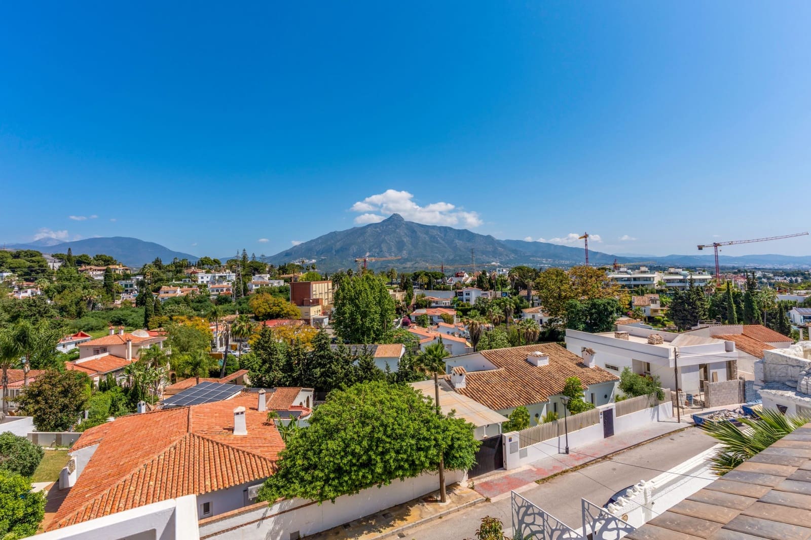 5 soveværelse Villa til salg i Nueva Andalucia med swimmingpool garage - € 2.500.000 (Ref: 9831100)