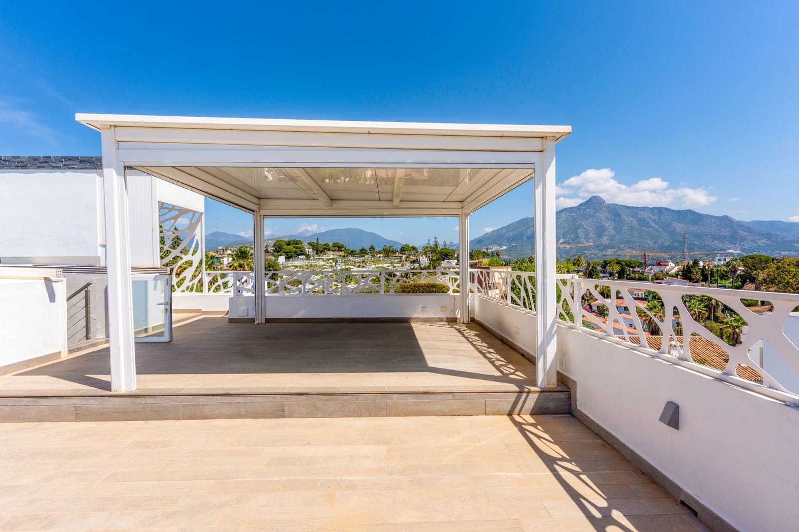 5 soveværelse Villa til salg i Nueva Andalucia med swimmingpool garage - € 2.500.000 (Ref: 9831100)