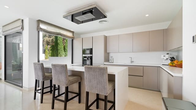 5 bedroom Villa for sale in Benahavís with pool garage - € 4,595,000 (Ref: 9833510)