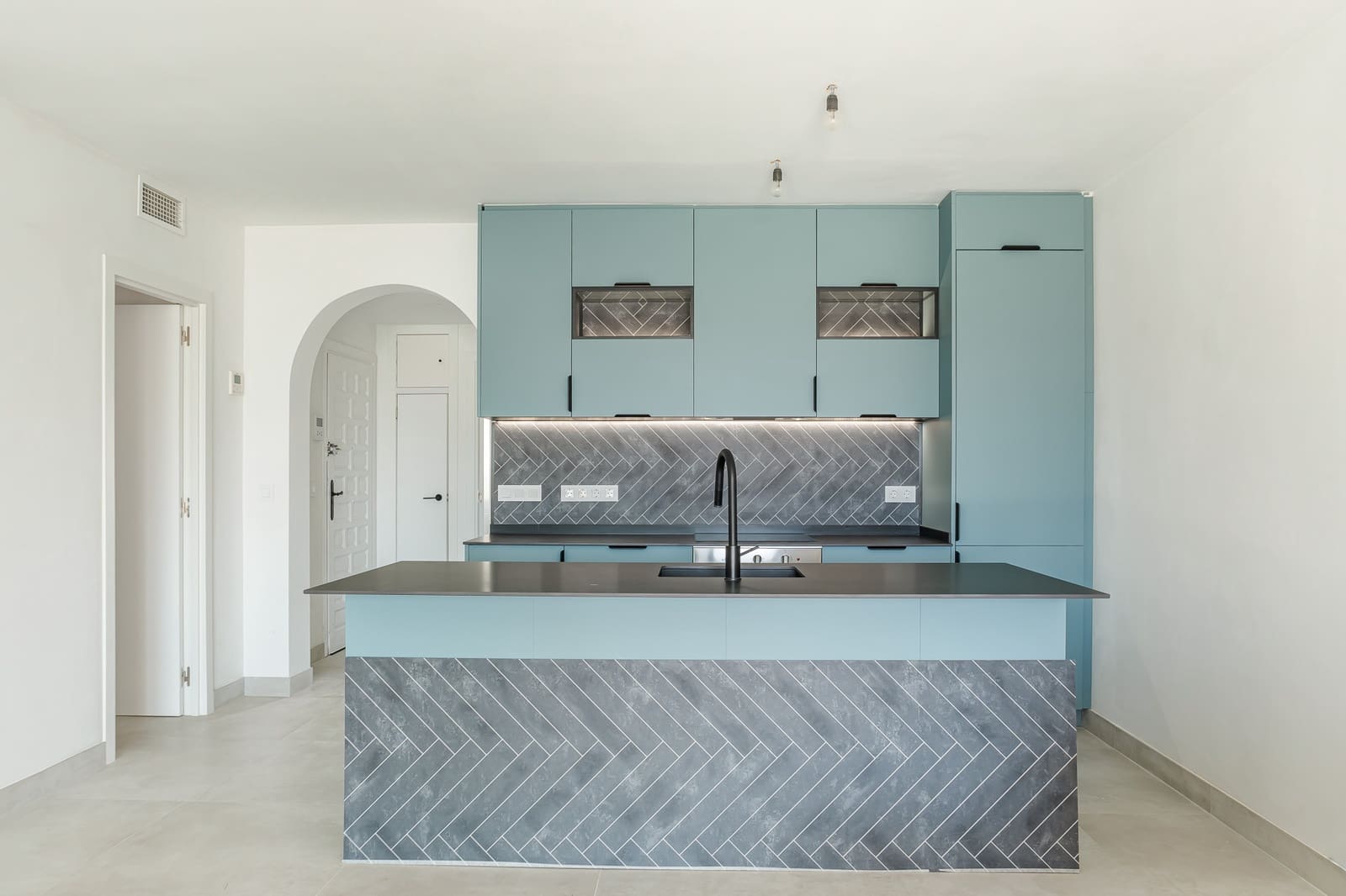 3 bedroom Apartment for sale in Marbella with pool garage - € 895,000 (Ref: 9833511)