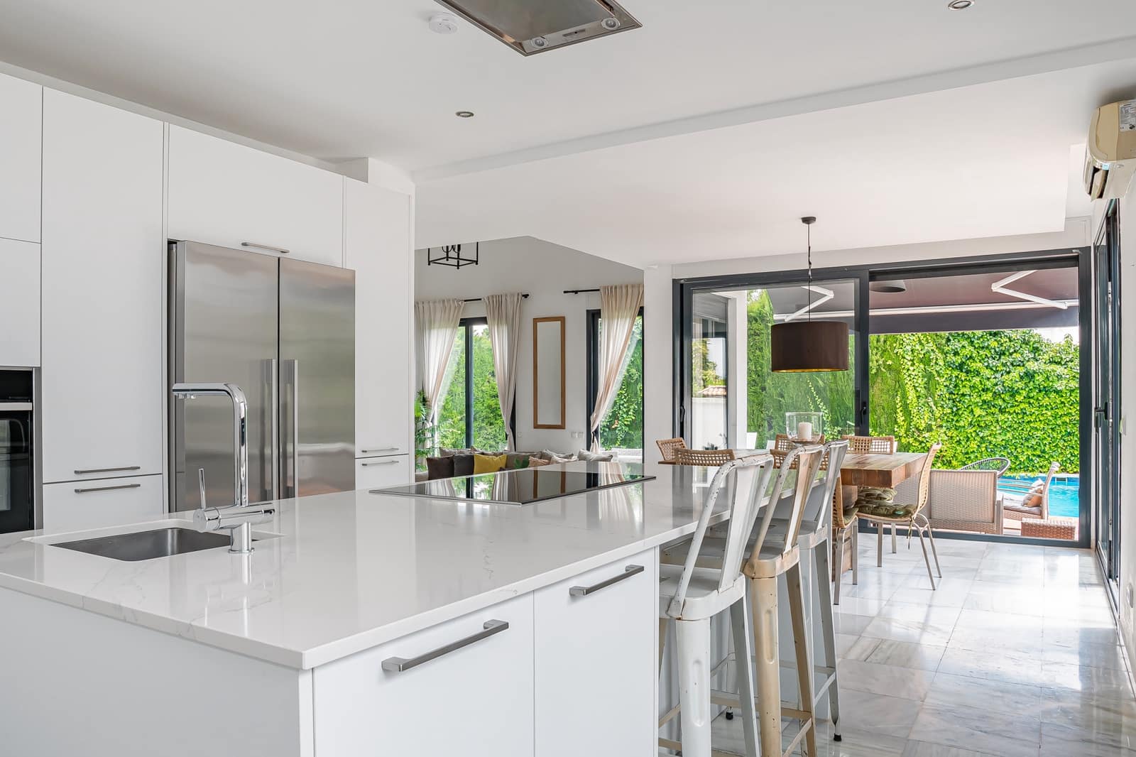 6 soveværelse Villa til salg i Nueva Andalucia med swimmingpool garage - € 1.399.000 (Ref: 9836224)