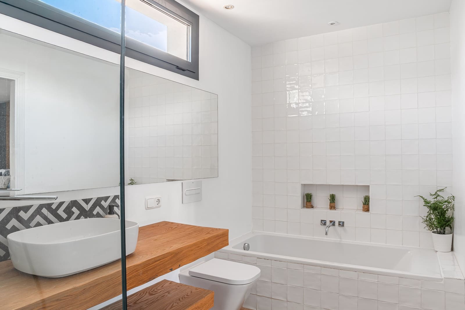 6 soveværelse Villa til salg i Nueva Andalucia med swimmingpool garage - € 1.399.000 (Ref: 9836224)