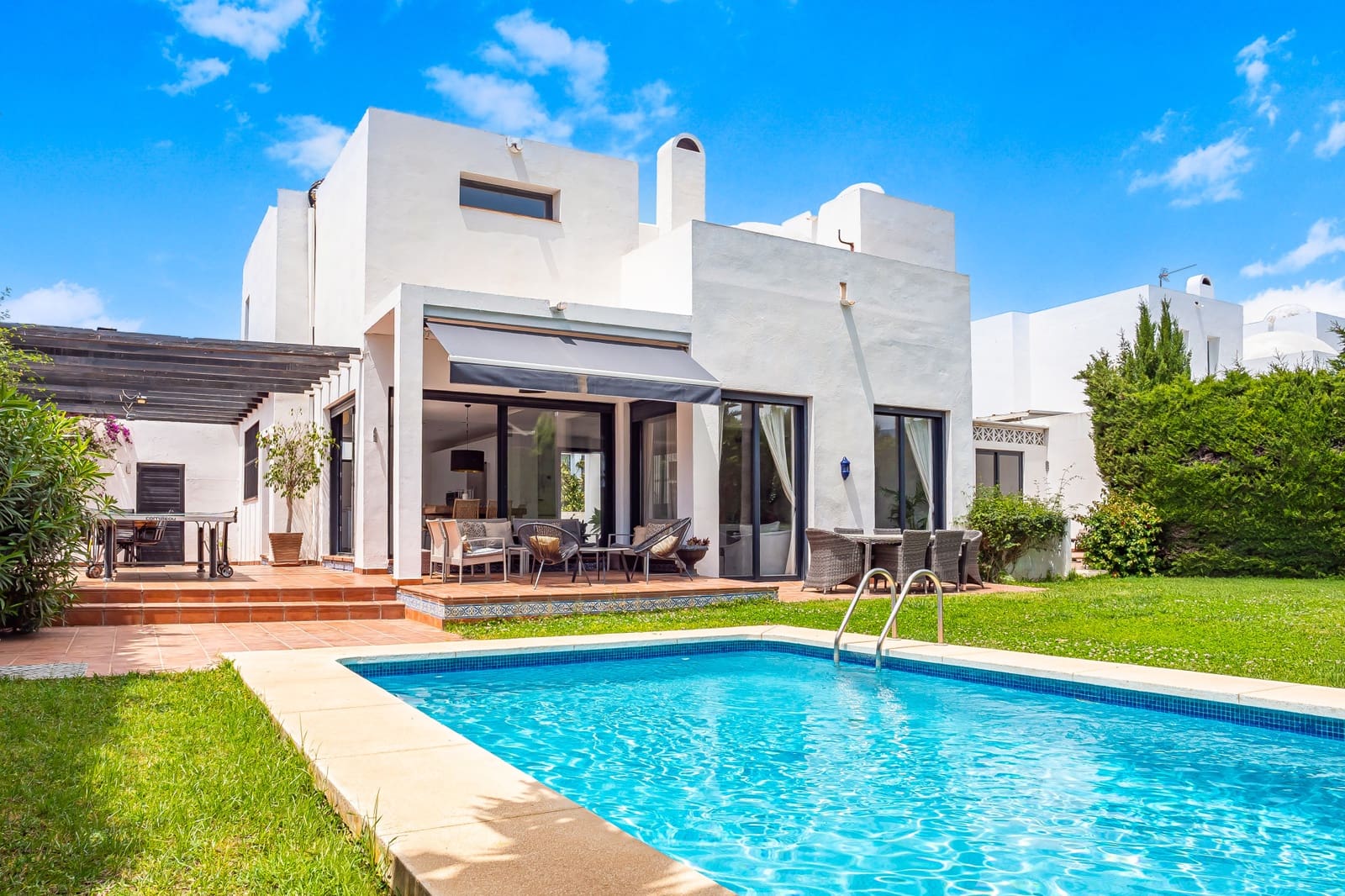 6 soveværelse Villa til salg i Nueva Andalucia med swimmingpool garage - € 1.399.000 (Ref: 9836224)