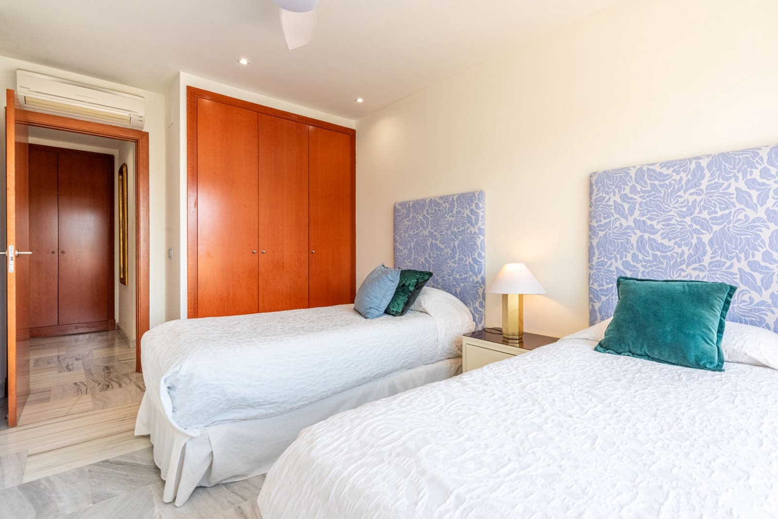 2 sovrum Lägenhet till salu i Benahavis med pool garage - 349 000 € (Ref: 9839078)
