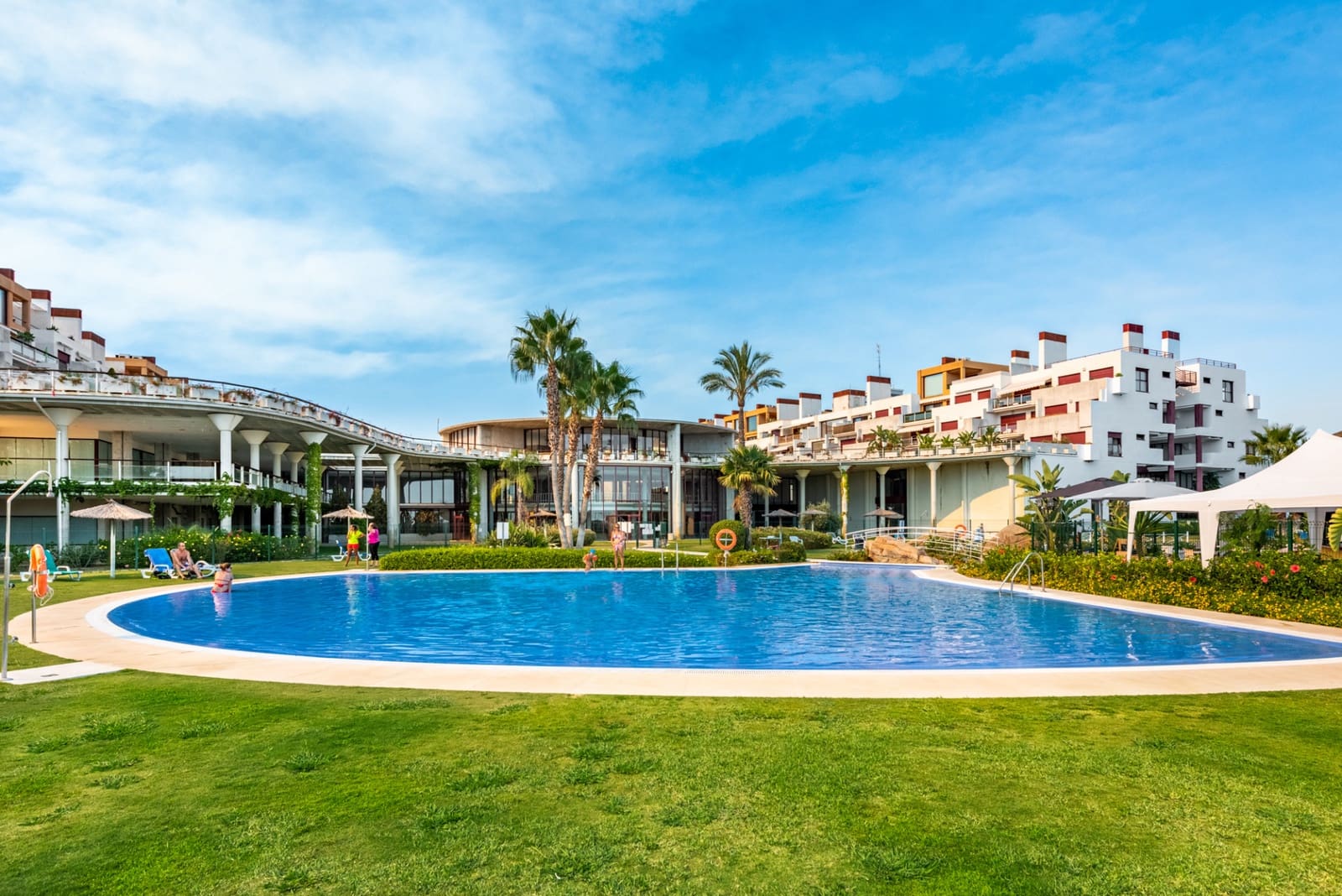 2 sovrum Lägenhet till salu i Benahavis med pool garage - 349 000 € (Ref: 9839078)