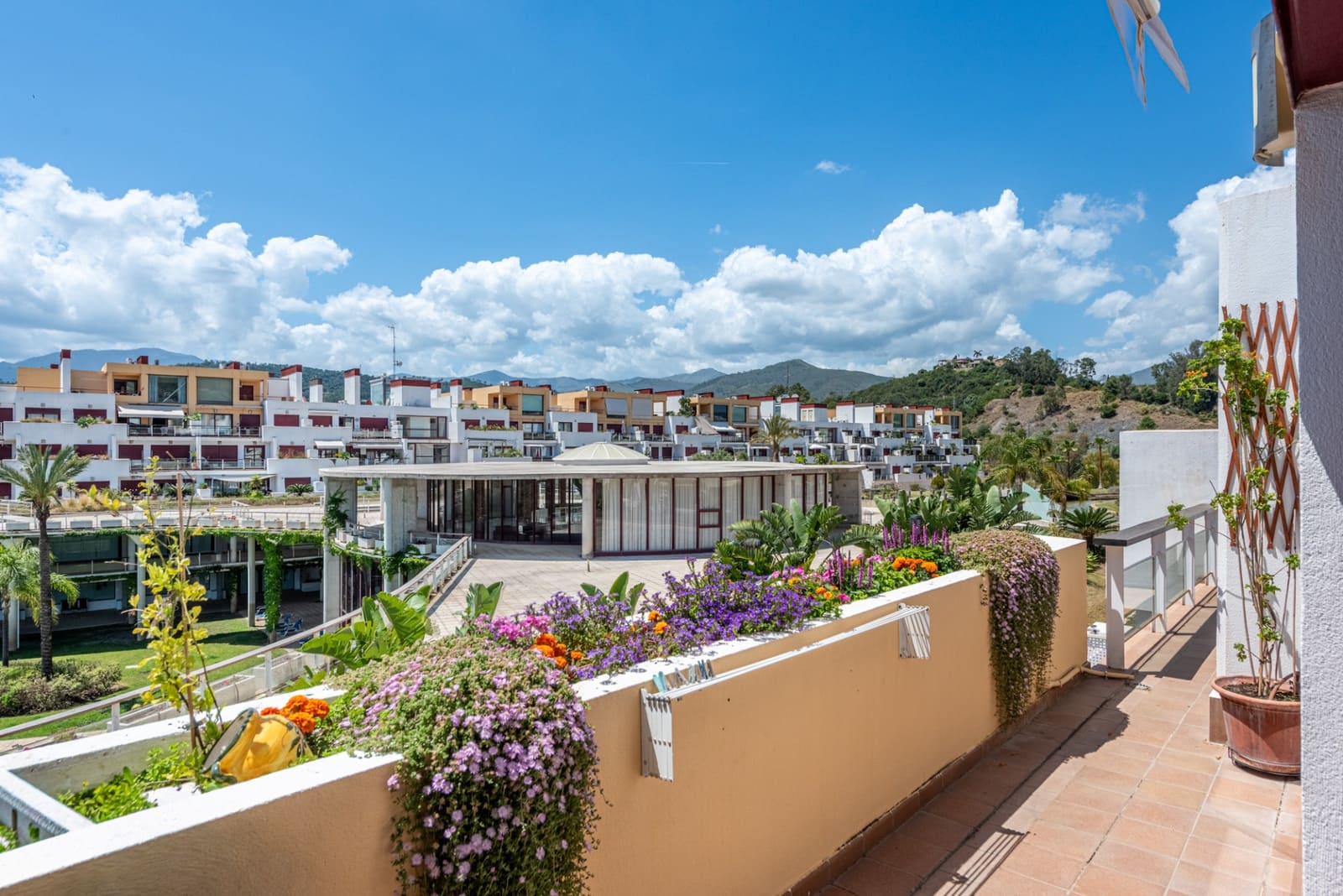 2 sovrum Lägenhet till salu i Benahavis med pool garage - 349 000 € (Ref: 9839078)