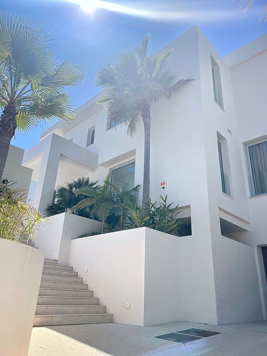 5 bedroom Villa for sale in Nueva Andalucia with pool garage - € 3,990,000 (Ref: 9839079)
