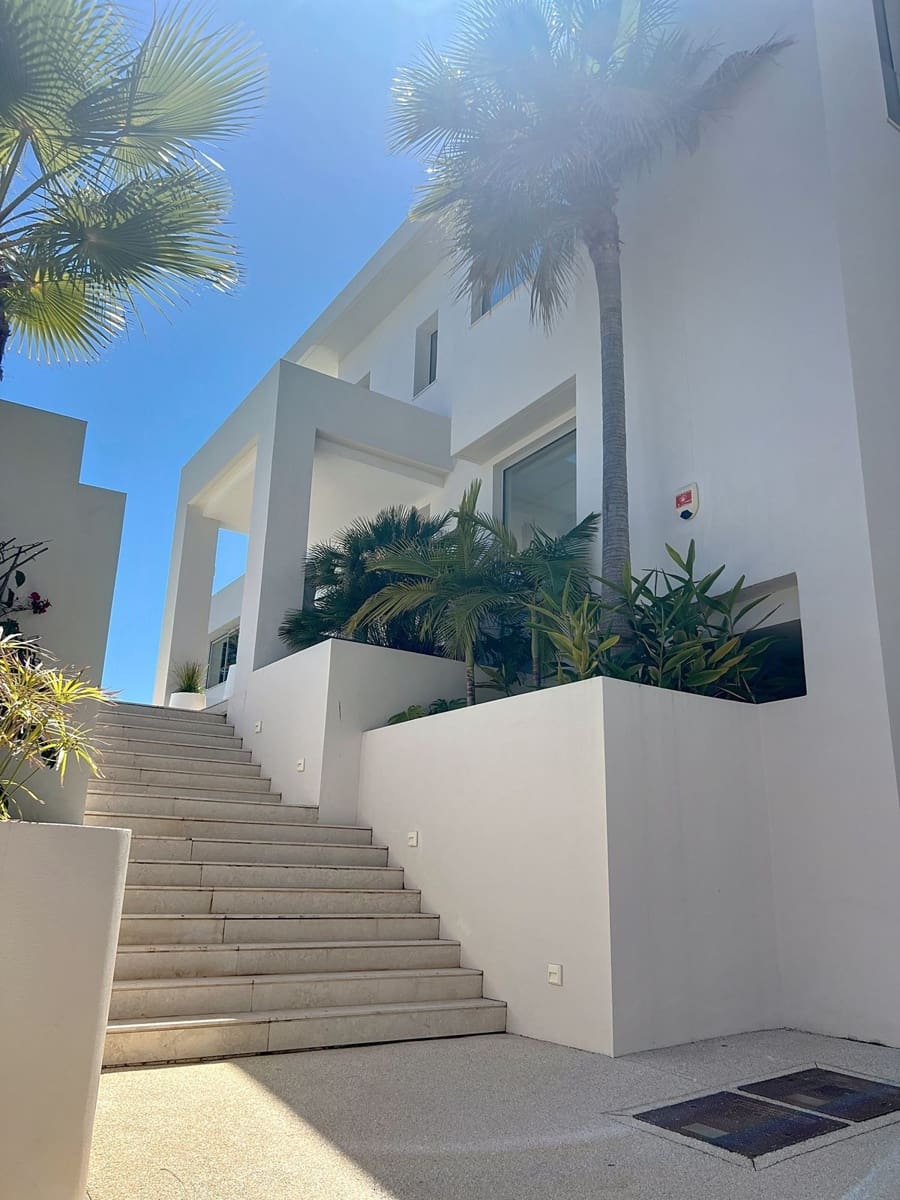 5 bedroom Villa for sale in Nueva Andalucia with pool garage - € 3,990,000 (Ref: 9839079)