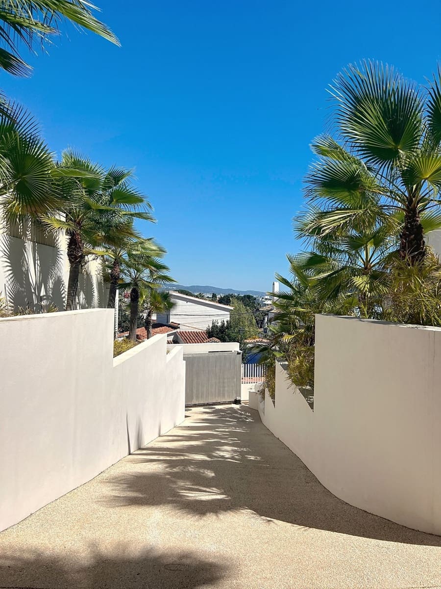 5 bedroom Villa for sale in Nueva Andalucia with pool garage - € 3,990,000 (Ref: 9839079)