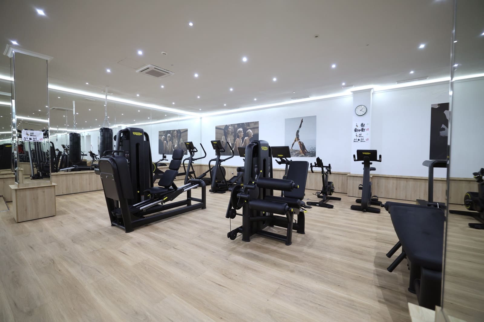 2 sypialnia Apartament na sprzedaż w Marbella z basenem garażem - 1 250 000 € (Ref: 9842787)