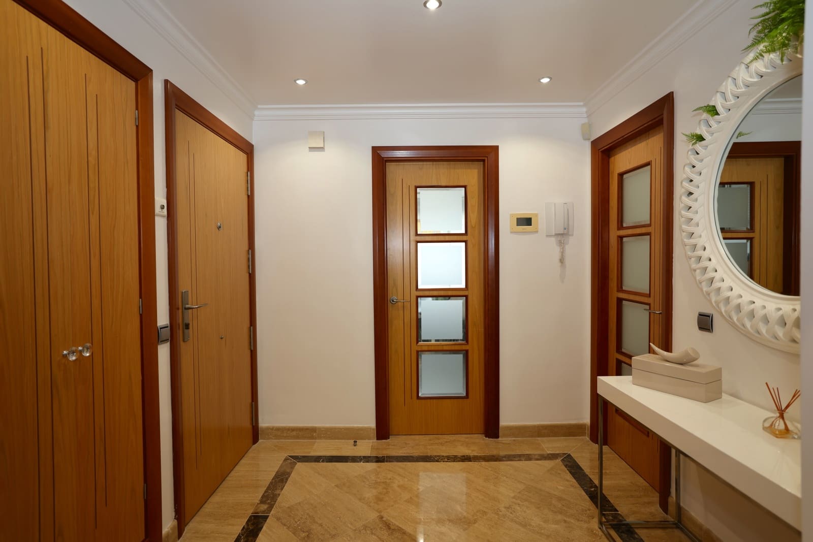 2 sypialnia Apartament na sprzedaż w Marbella z basenem garażem - 1 250 000 € (Ref: 9842787)