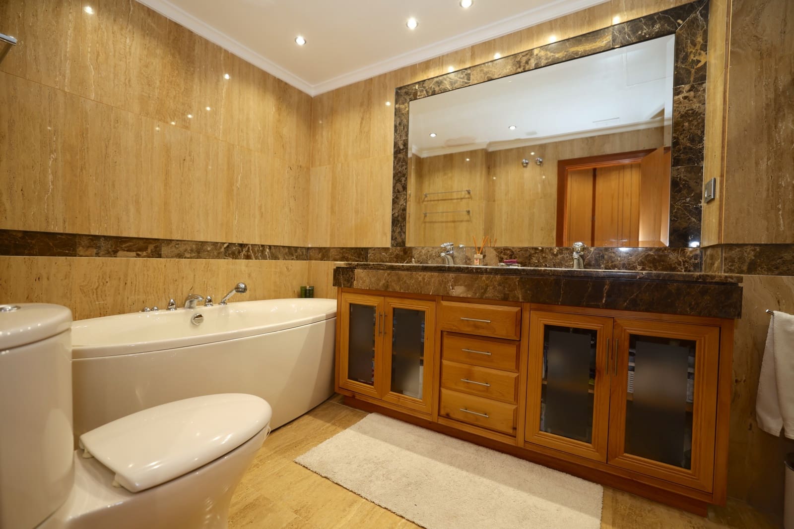 2 sypialnia Apartament na sprzedaż w Marbella z basenem garażem - 1 250 000 € (Ref: 9842787)