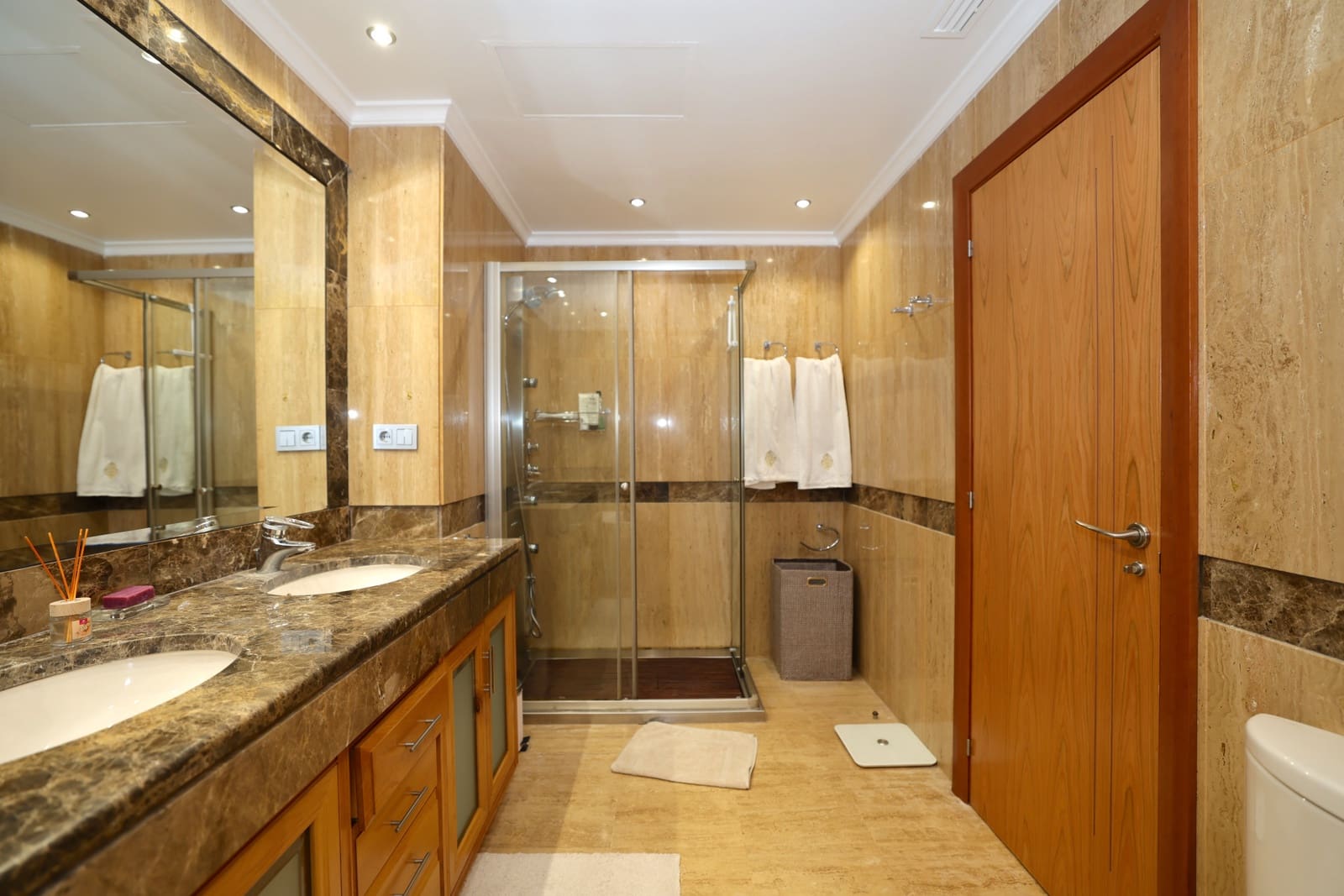 2 sypialnia Apartament na sprzedaż w Marbella z basenem garażem - 1 250 000 € (Ref: 9842787)