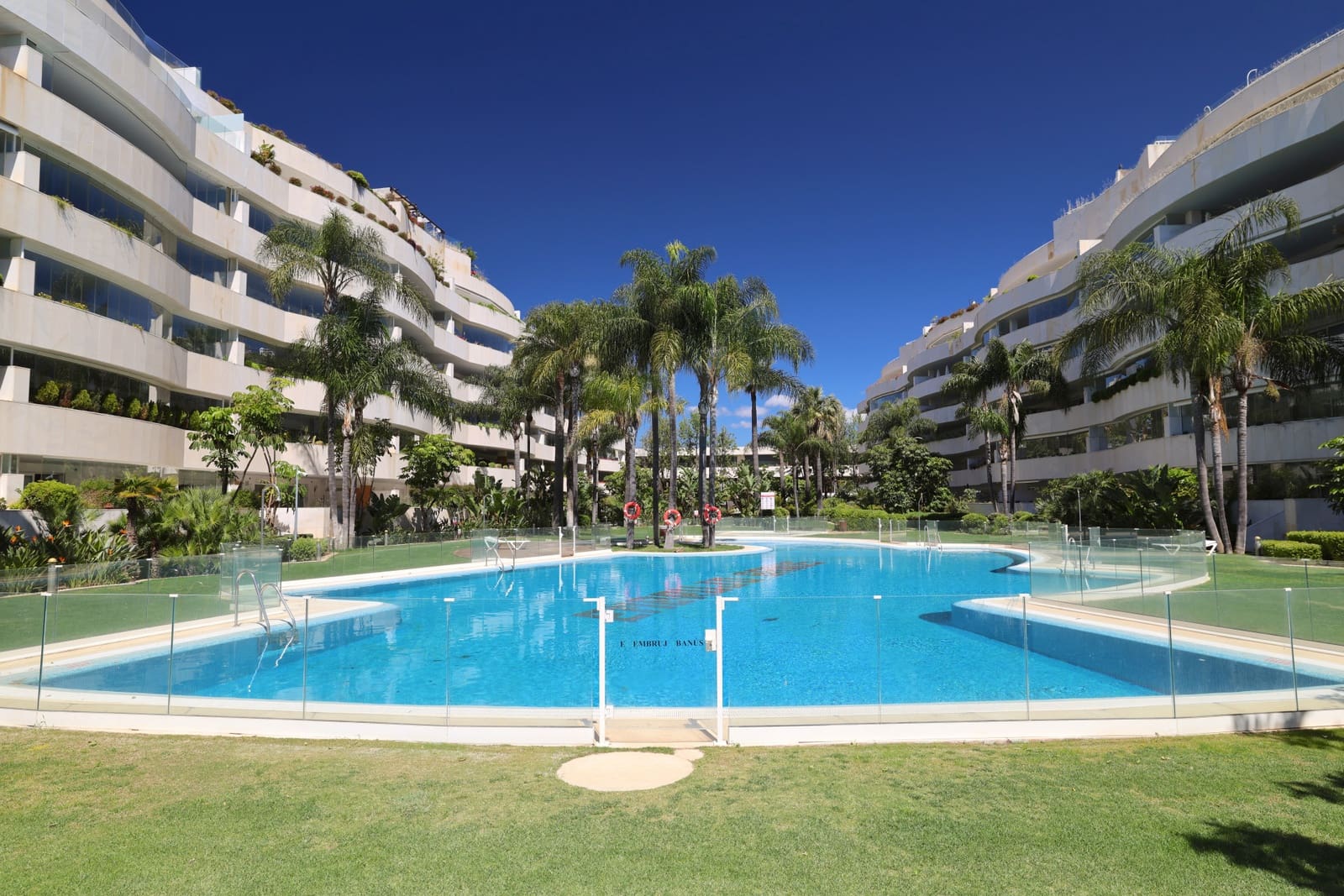 2 sypialnia Apartament na sprzedaż w Marbella z basenem garażem - 1 250 000 € (Ref: 9842787)