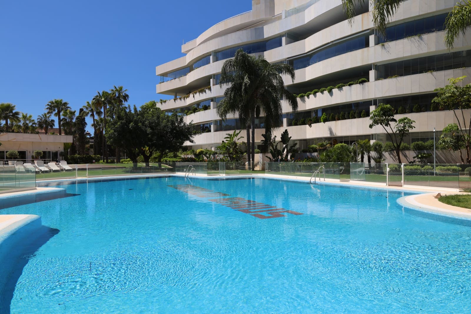 2 sypialnia Apartament na sprzedaż w Marbella z basenem garażem - 1 250 000 € (Ref: 9842787)