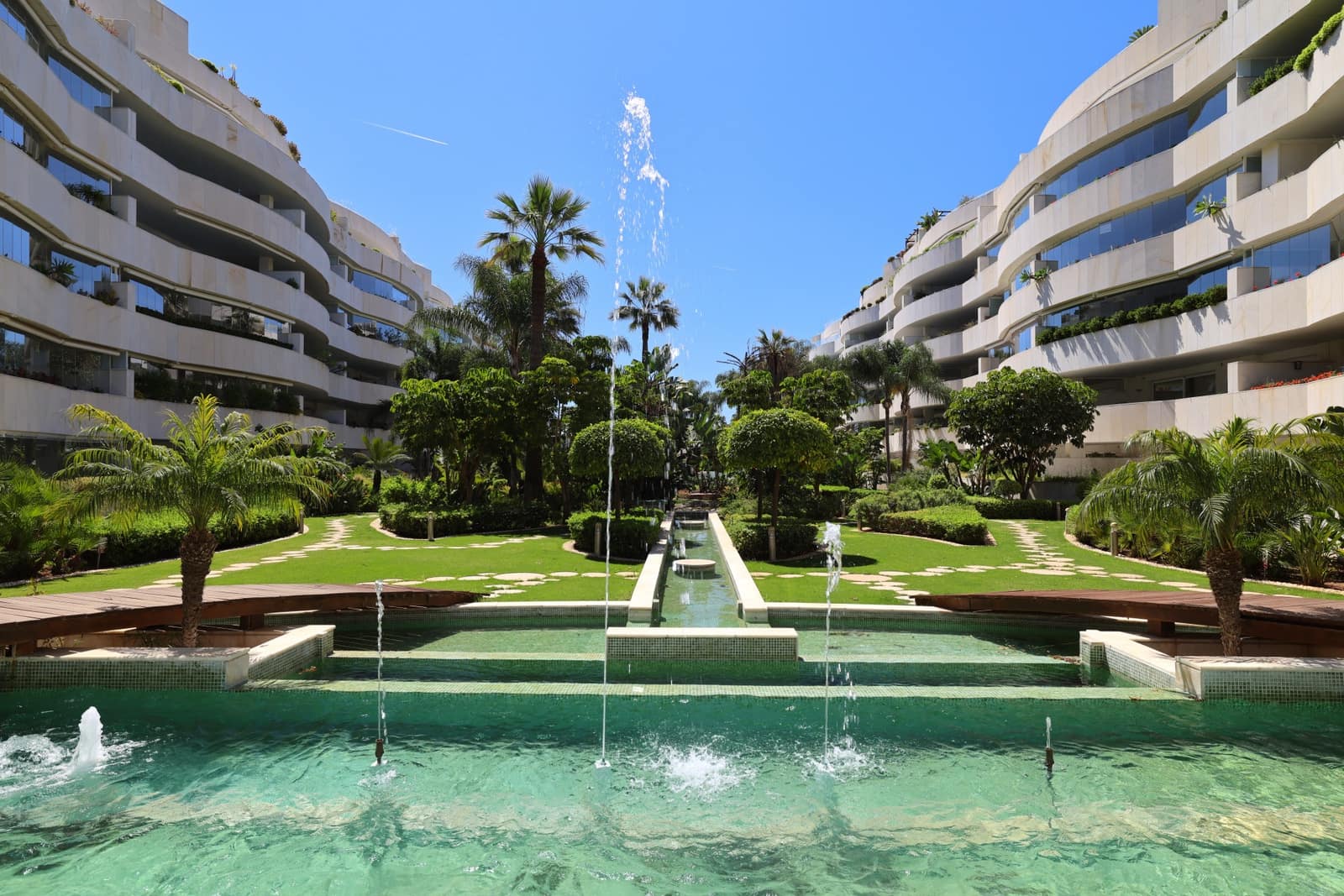 2 sypialnia Apartament na sprzedaż w Marbella z basenem garażem - 1 250 000 € (Ref: 9842787)