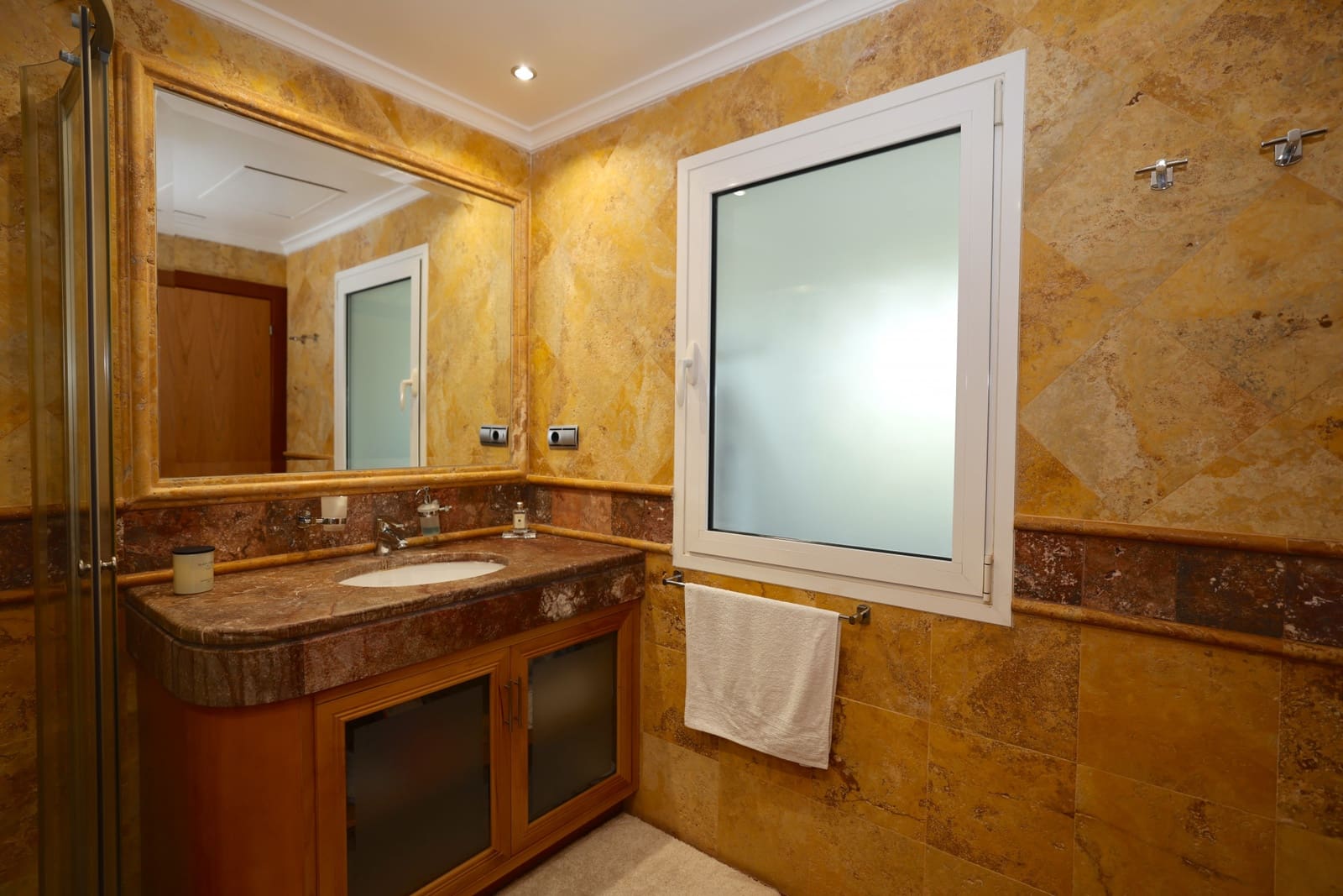 2 sypialnia Apartament na sprzedaż w Marbella z basenem garażem - 1 250 000 € (Ref: 9842787)