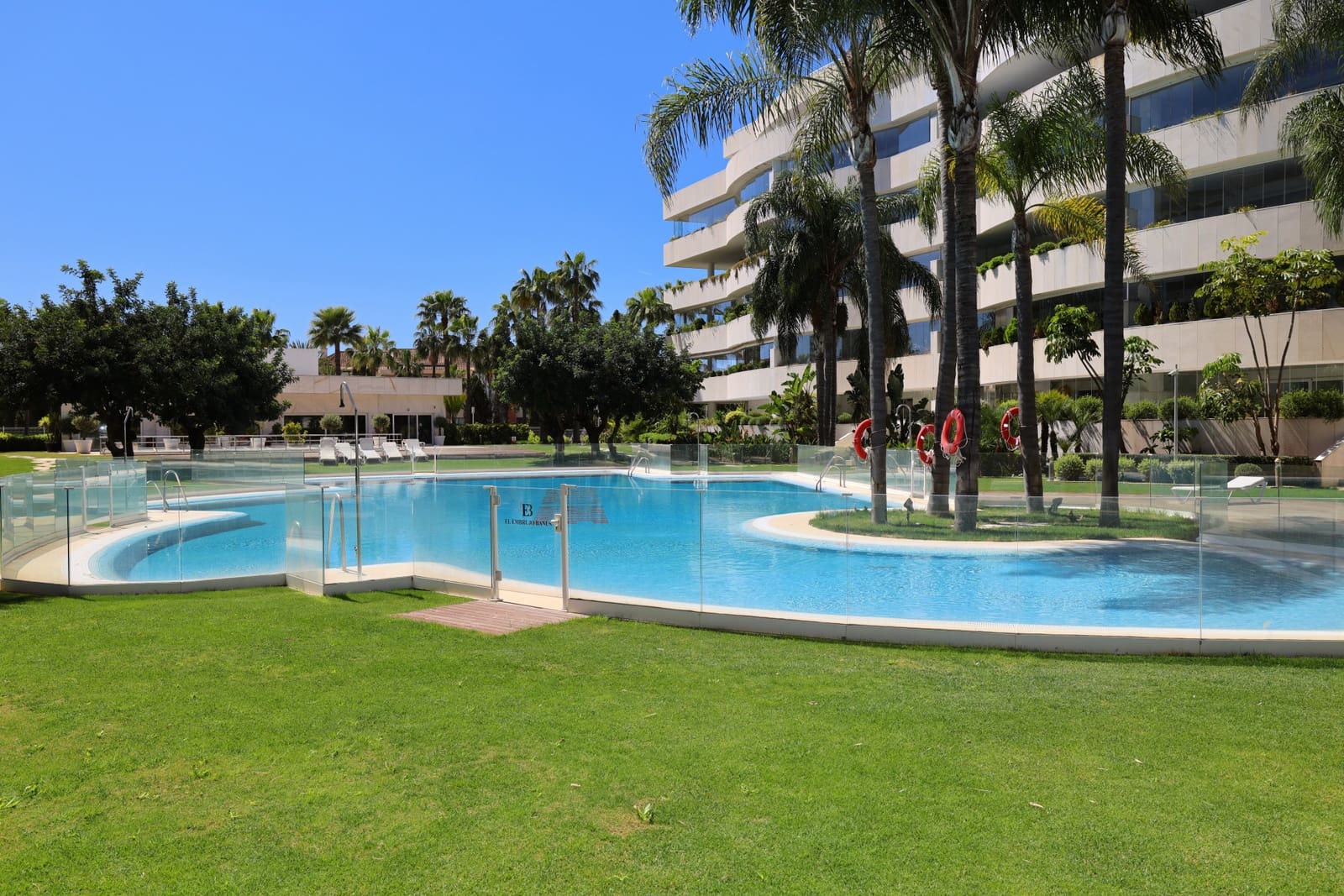 2 sypialnia Apartament na sprzedaż w Marbella z basenem garażem - 1 250 000 € (Ref: 9842787)