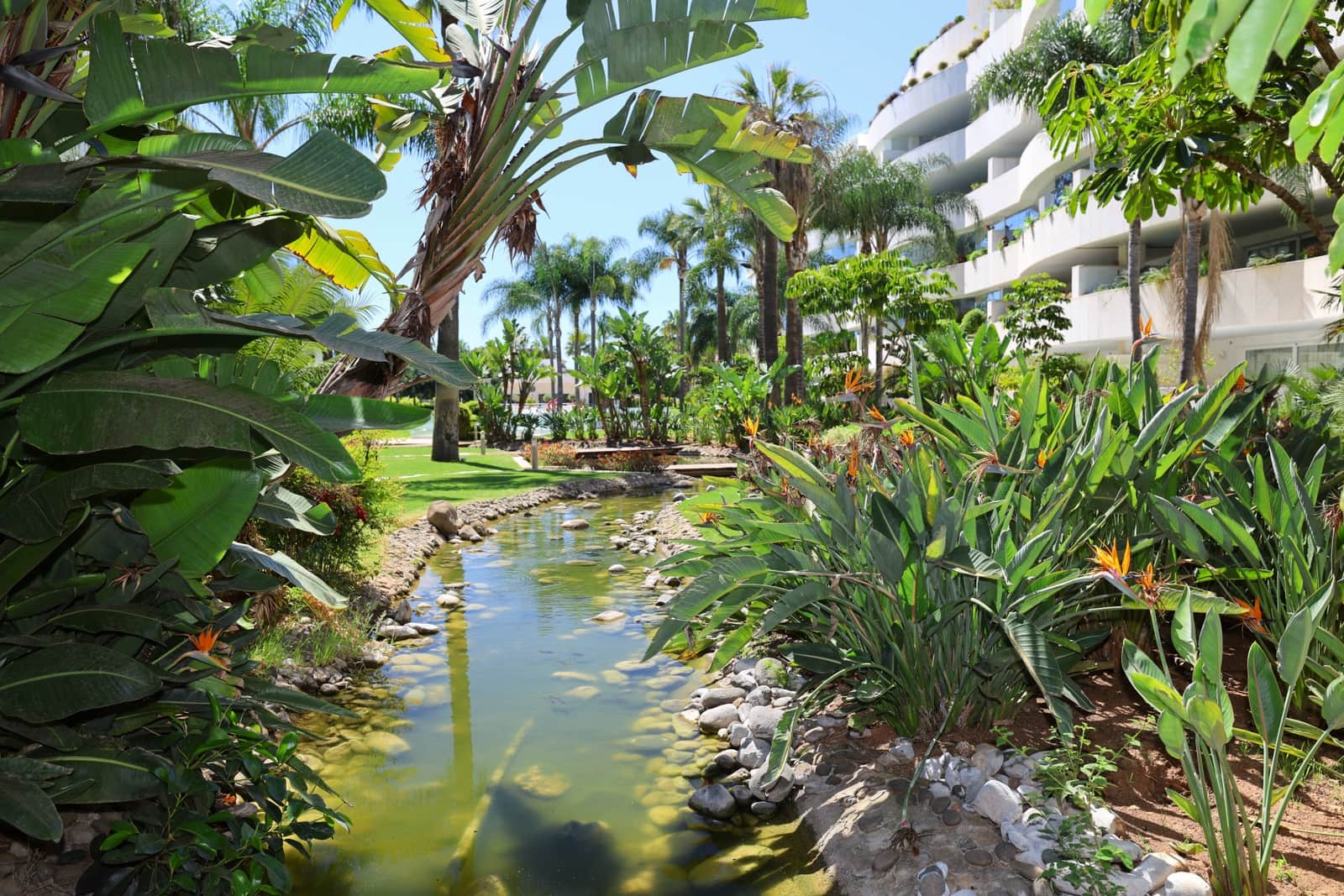 2 sypialnia Apartament na sprzedaż w Marbella z basenem garażem - 1 250 000 € (Ref: 9842787)
