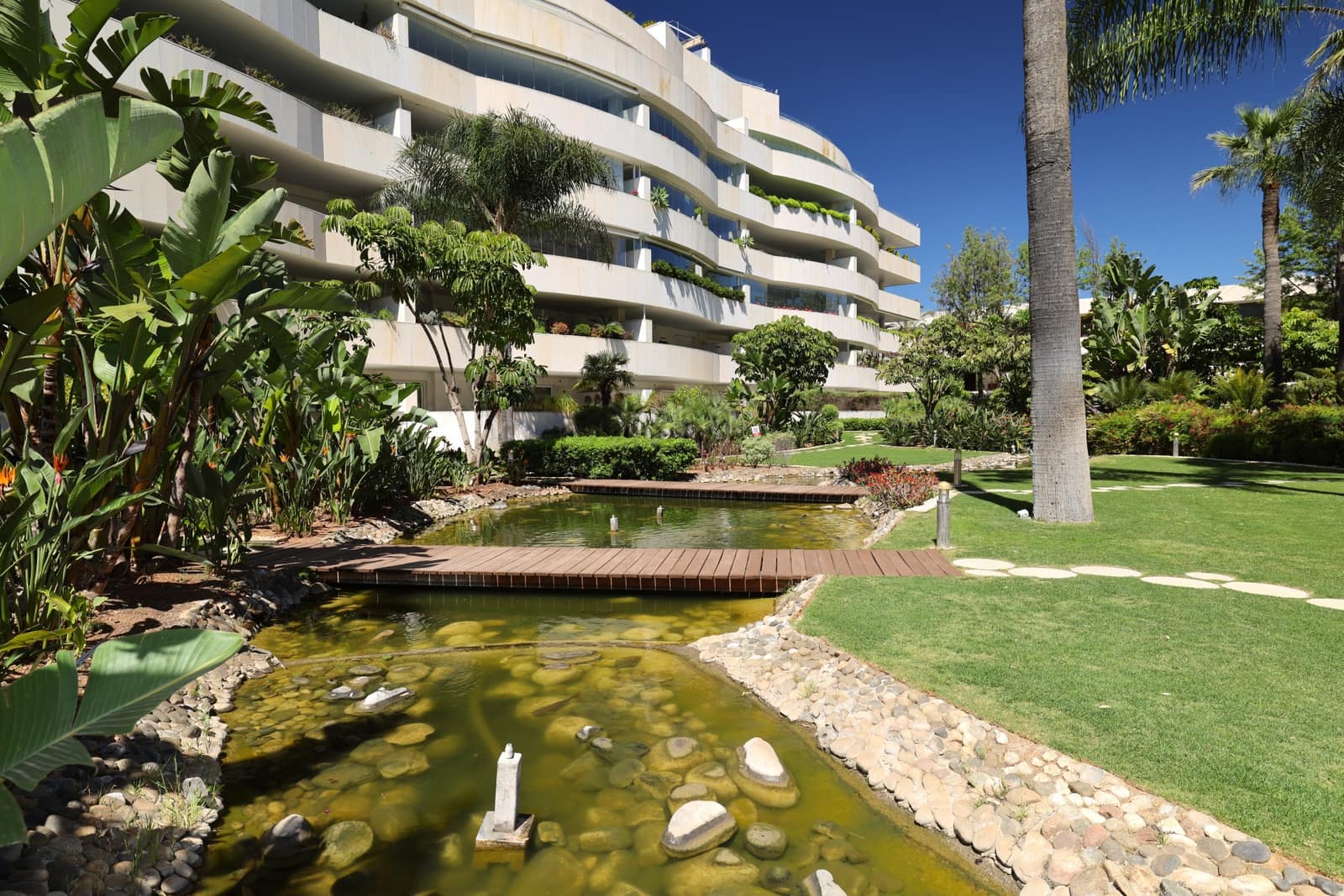 2 sypialnia Apartament na sprzedaż w Marbella z basenem garażem - 1 250 000 € (Ref: 9842787)