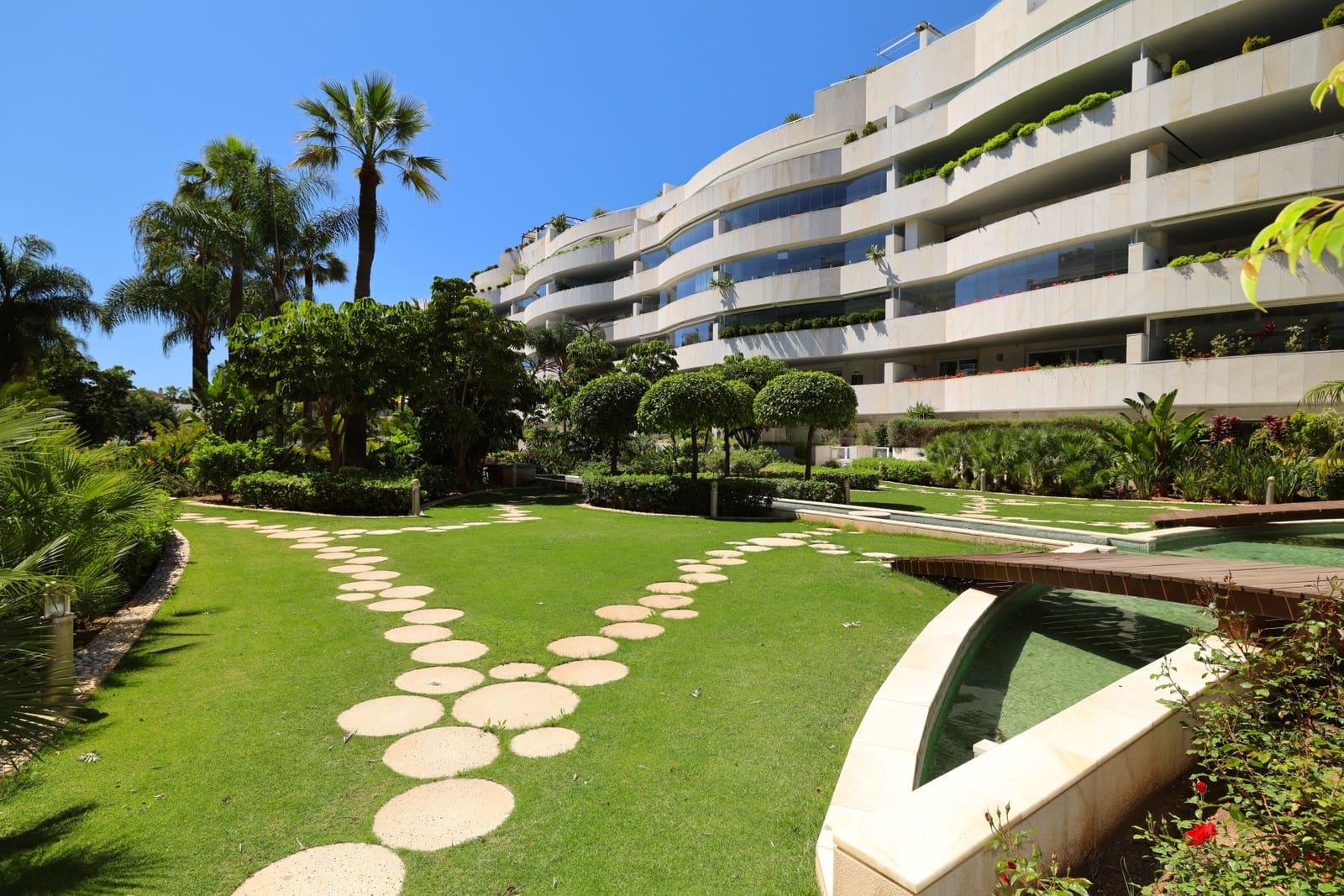 2 sypialnia Apartament na sprzedaż w Marbella z basenem garażem - 1 250 000 € (Ref: 9842787)