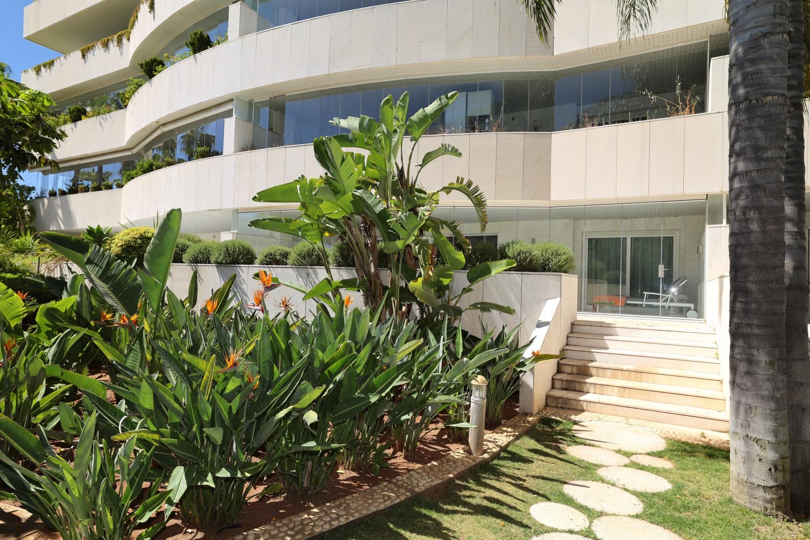 2 sypialnia Apartament na sprzedaż w Marbella z basenem garażem - 1 250 000 € (Ref: 9842787)