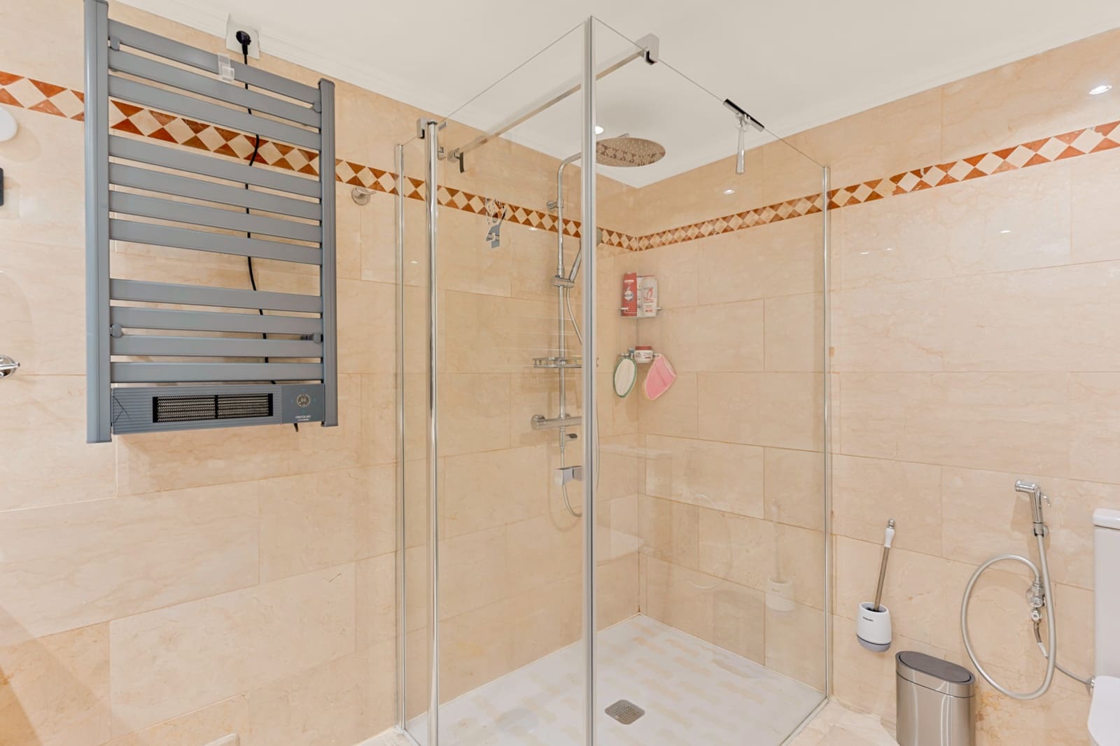 Apartamento de 2 habitaciones en Marbella en venta con piscina garaje - 950.000 € (Ref: 9845283)