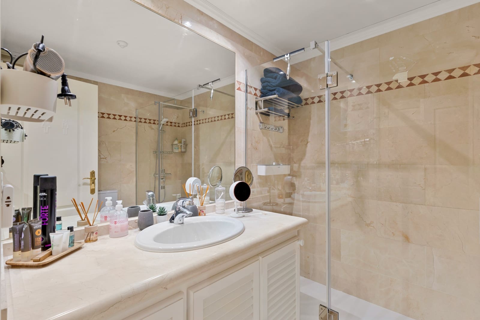 Apartamento de 2 habitaciones en Marbella en venta con piscina garaje - 950.000 € (Ref: 9845283)