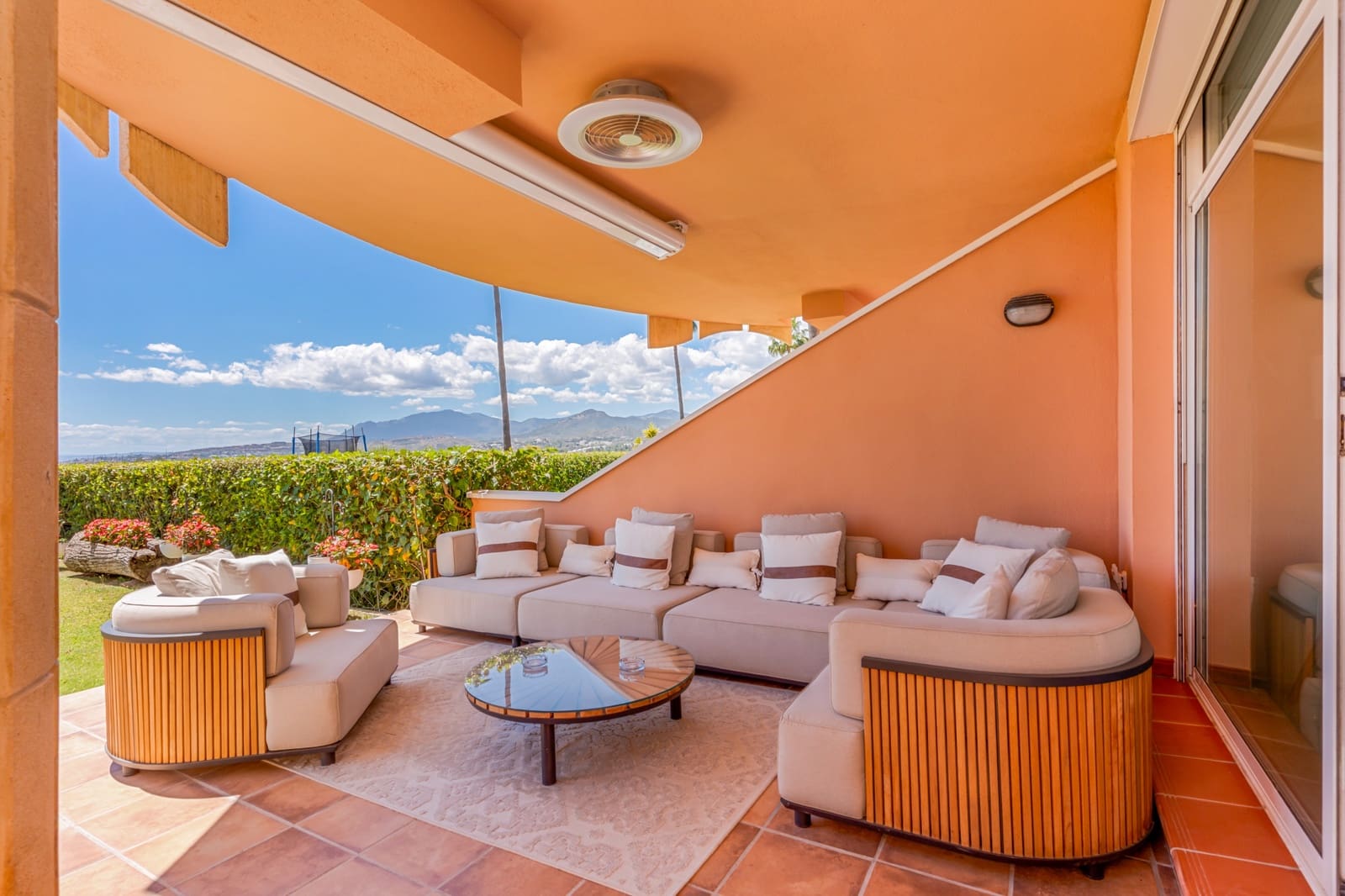 Apartamento de 2 habitaciones en Marbella en venta con piscina garaje - 950.000 € (Ref: 9845283)