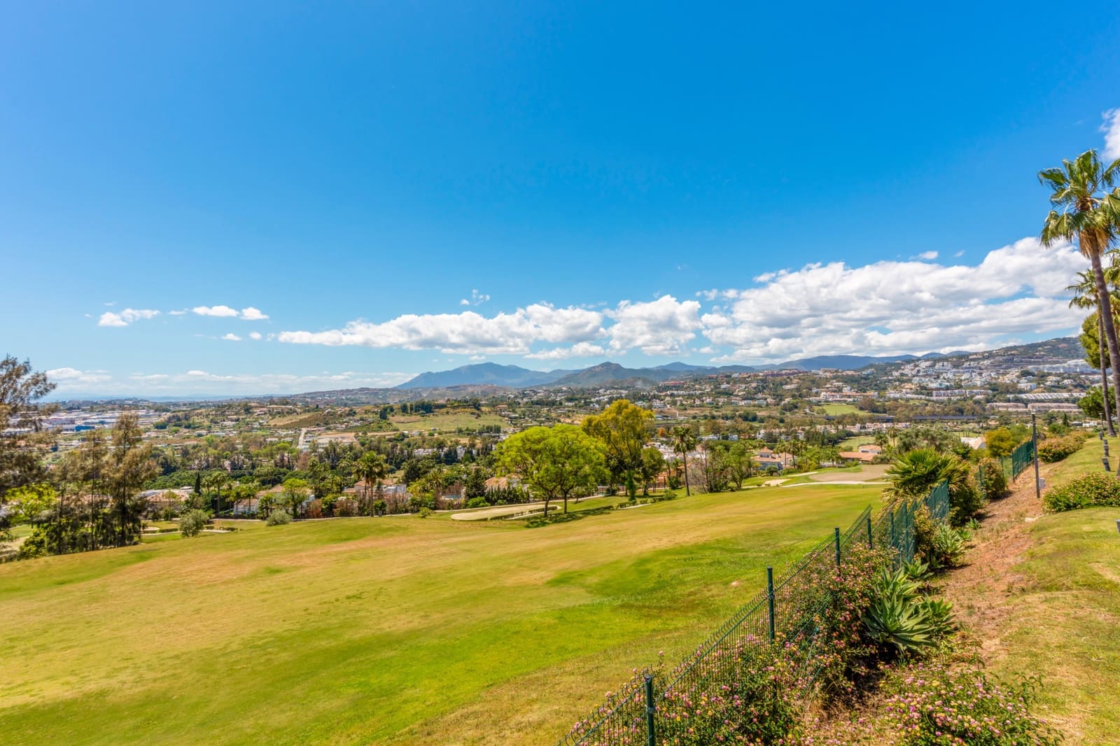 Apartamento de 2 habitaciones en Marbella en venta con piscina garaje - 950.000 € (Ref: 9845283)