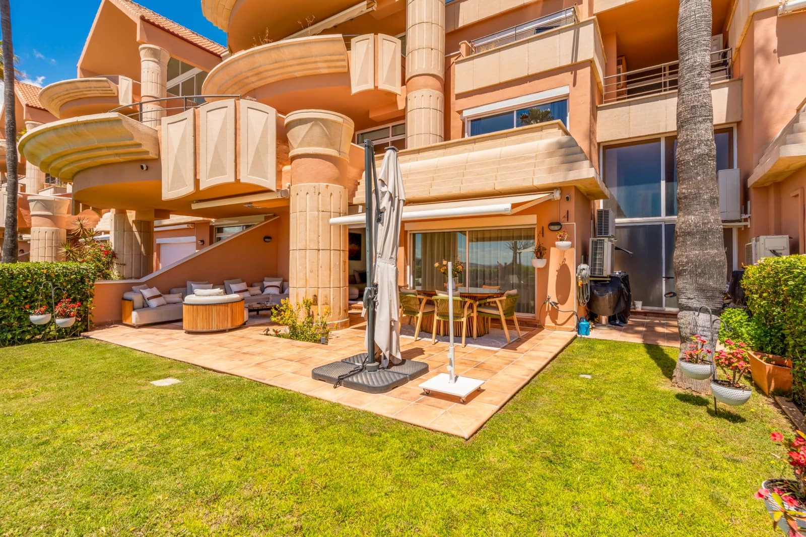 Apartamento de 2 habitaciones en Marbella en venta con piscina garaje - 950.000 € (Ref: 9845283)
