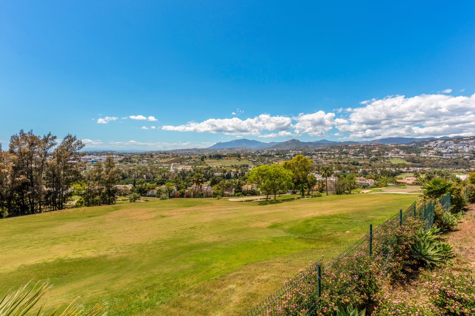Apartamento de 2 habitaciones en Marbella en venta con piscina garaje - 950.000 € (Ref: 9845283)