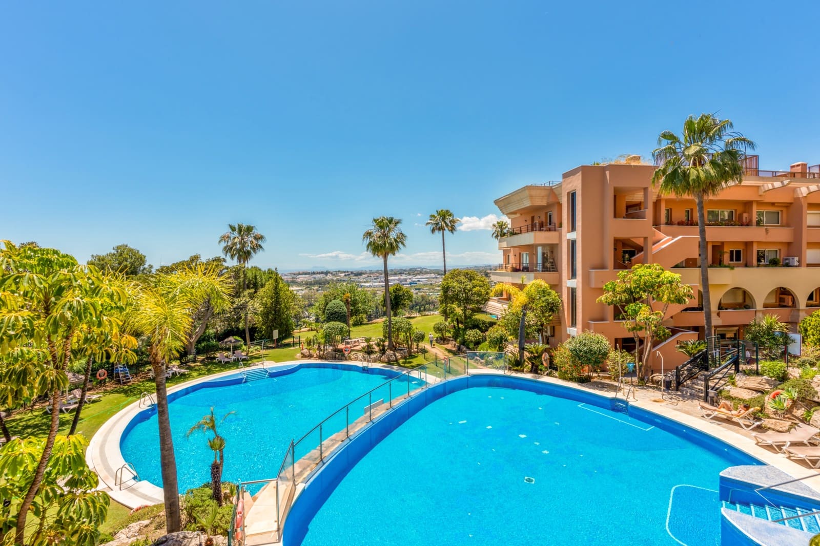 Apartamento de 2 habitaciones en Marbella en venta con piscina garaje - 950.000 € (Ref: 9845283)