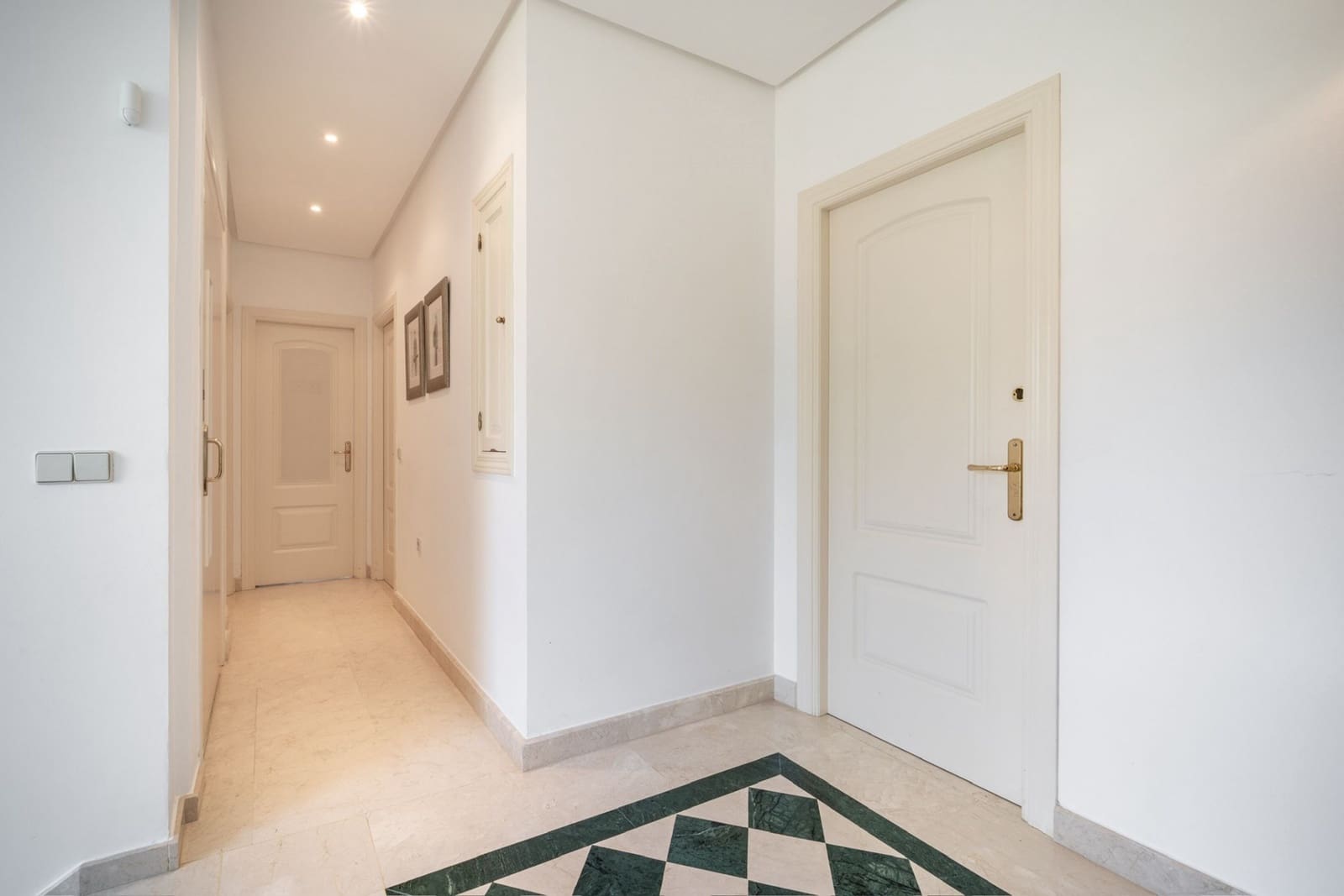 4 quarto Moradia para venda em Nueva Andalucia com piscina garagem - 2 650 000 € (Ref: 9845284)
