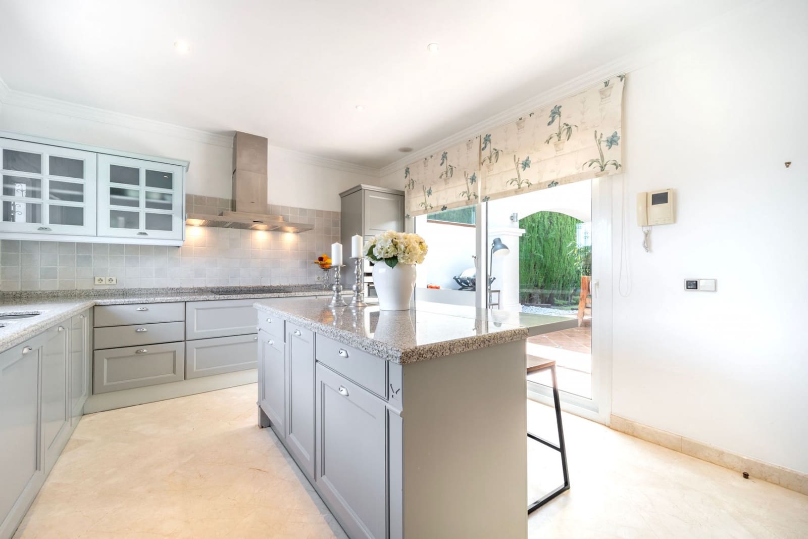4 quarto Moradia para venda em Nueva Andalucia com piscina garagem - 2 650 000 € (Ref: 9845284)