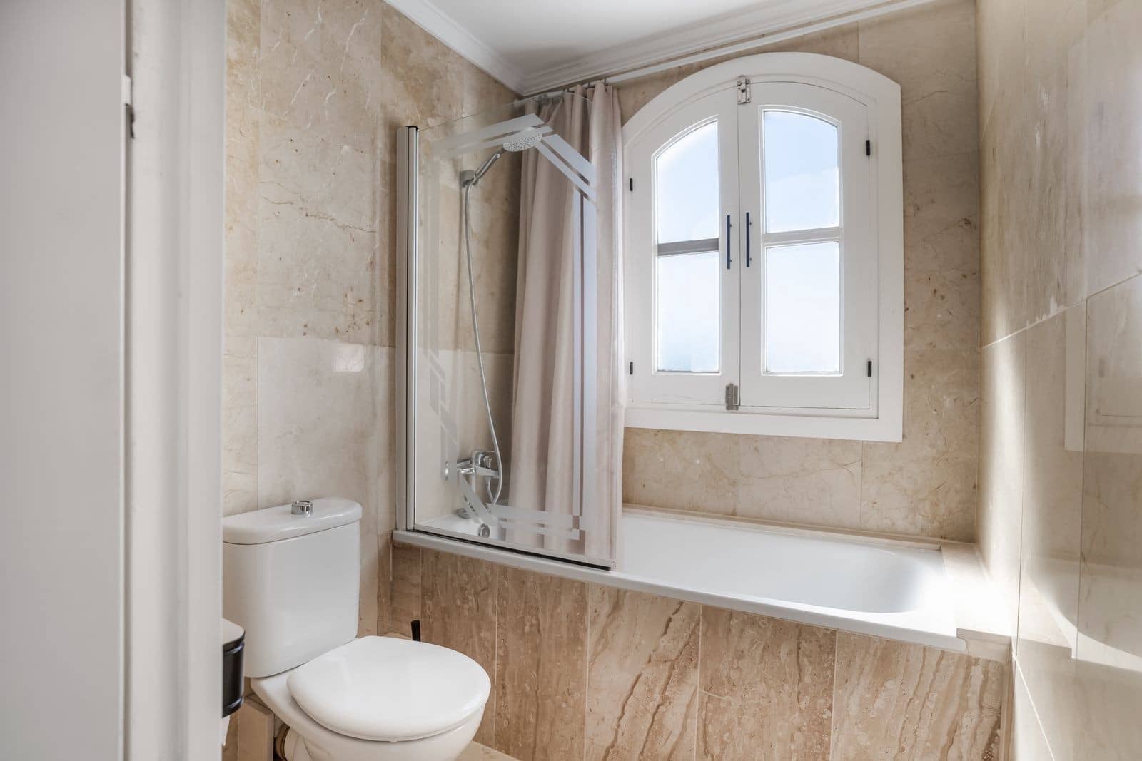 3 soverom Hus til salgs i Nueva Andalucia med svømmebasseng garasje - € 495 000 (Ref: 9851025)
