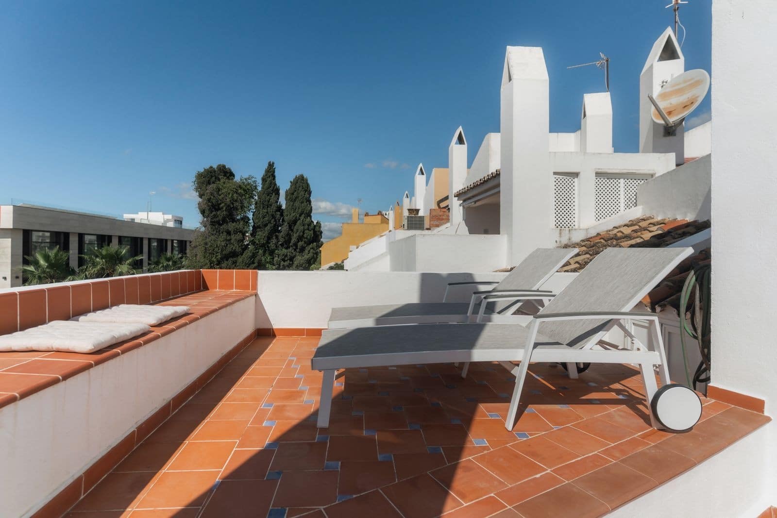 3 soverom Hus til salgs i Nueva Andalucia med svømmebasseng garasje - € 495 000 (Ref: 9851025)