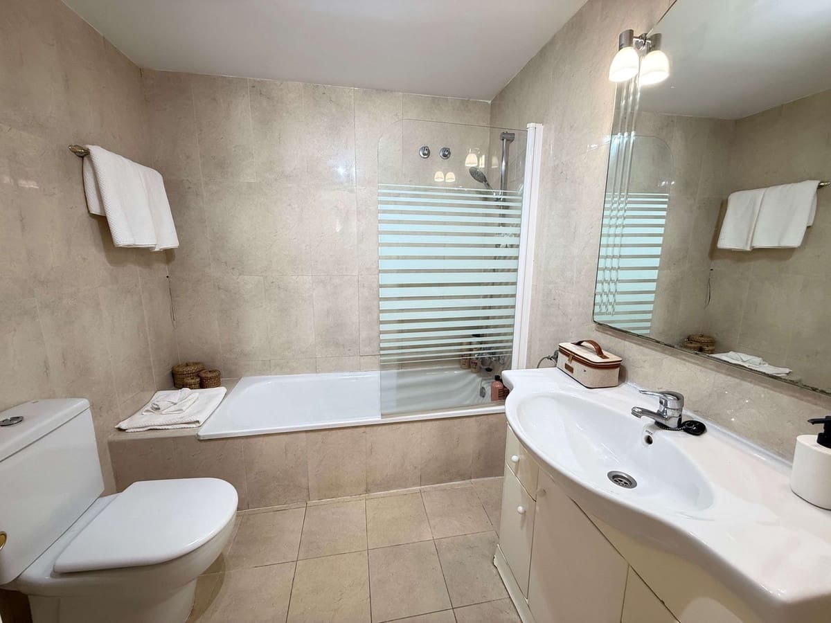 2 soverom Leilighet til salgs i Nueva Andalucia med svømmebasseng garasje - € 498 000 (Ref: 9851026)