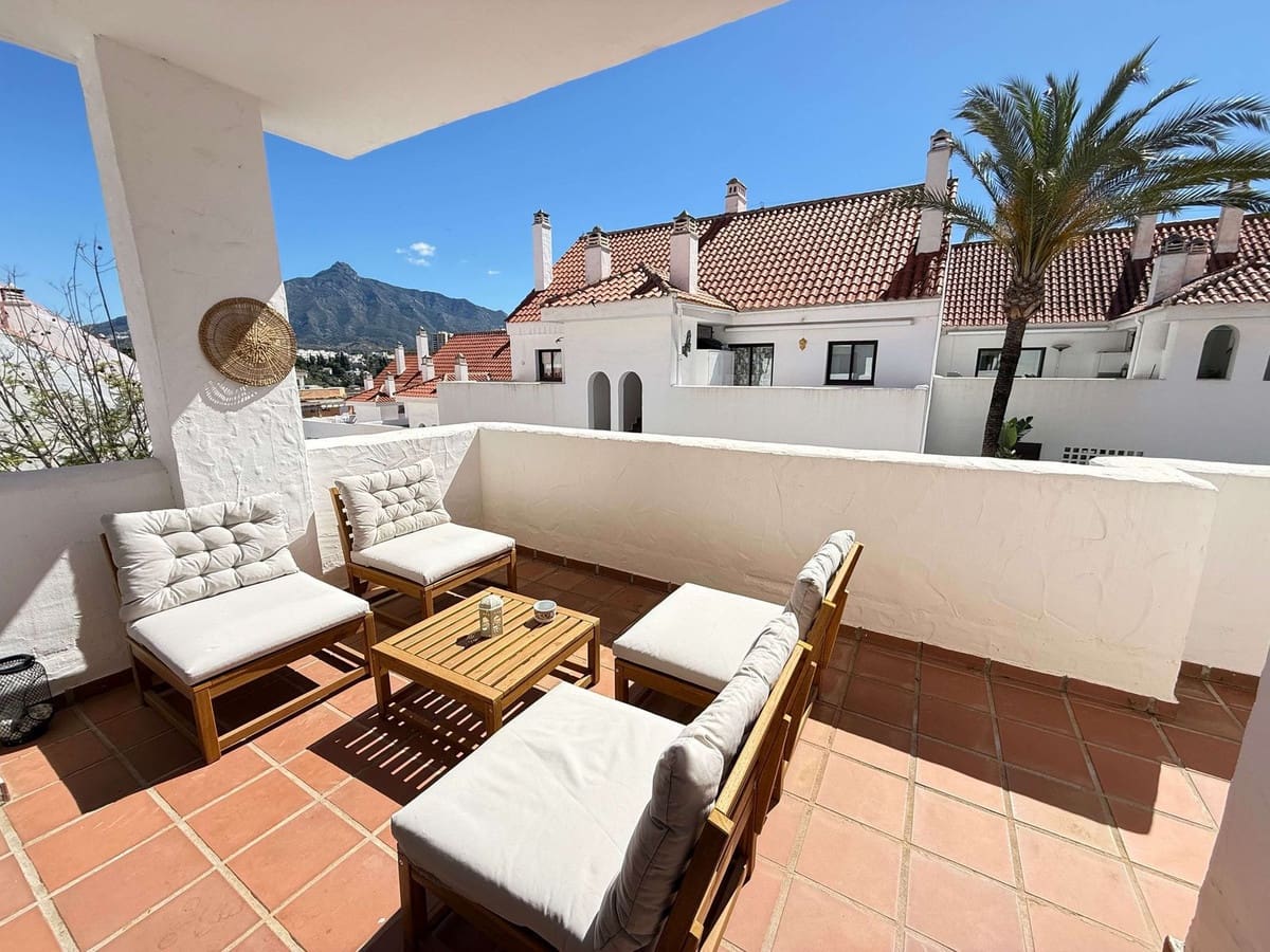 2 soverom Leilighet til salgs i Nueva Andalucia med svømmebasseng garasje - € 498 000 (Ref: 9851026)