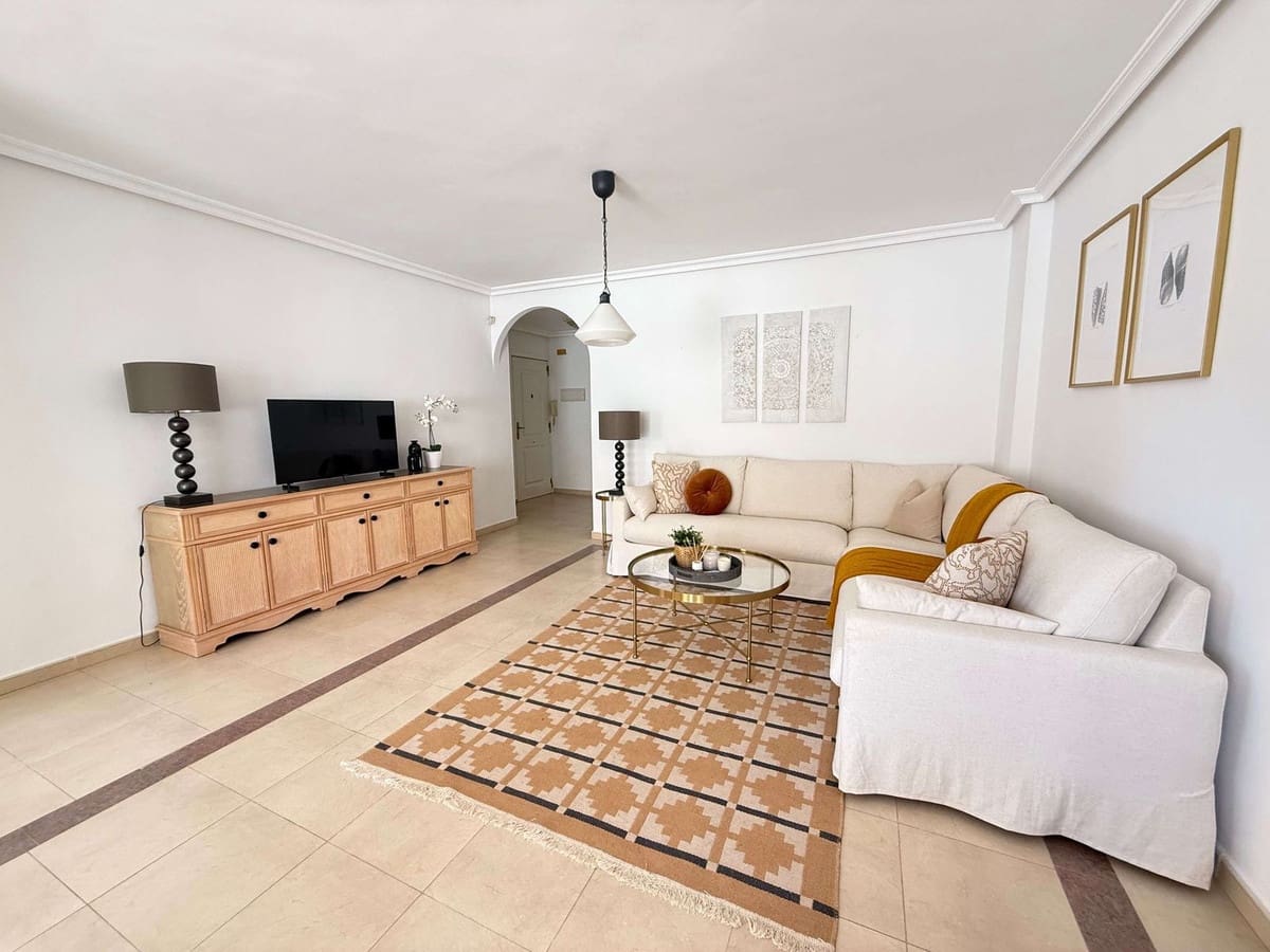 2 soverom Leilighet til salgs i Nueva Andalucia med svømmebasseng garasje - € 498 000 (Ref: 9851026)
