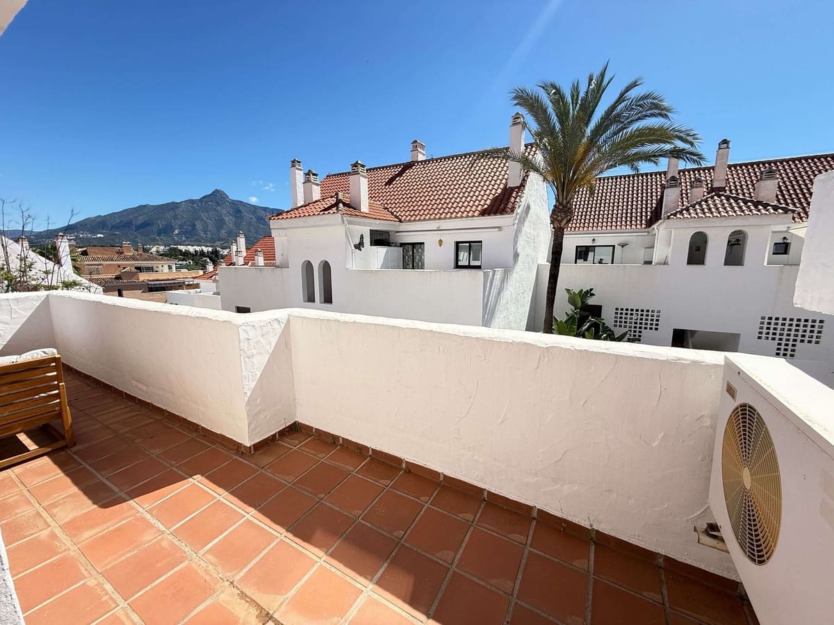 2 soverom Leilighet til salgs i Nueva Andalucia med svømmebasseng garasje - € 498 000 (Ref: 9851026)