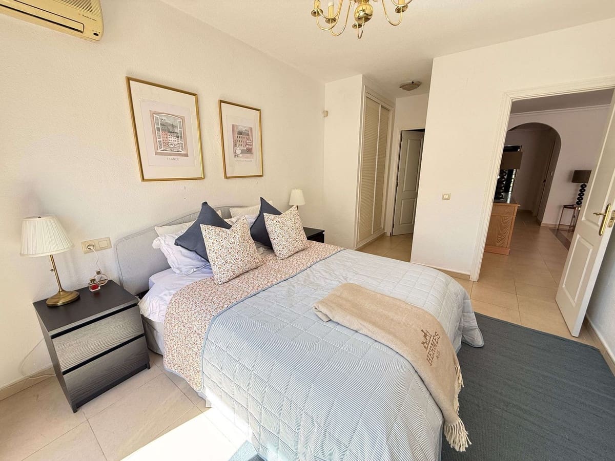 2 soverom Leilighet til salgs i Nueva Andalucia med svømmebasseng garasje - € 498 000 (Ref: 9851026)