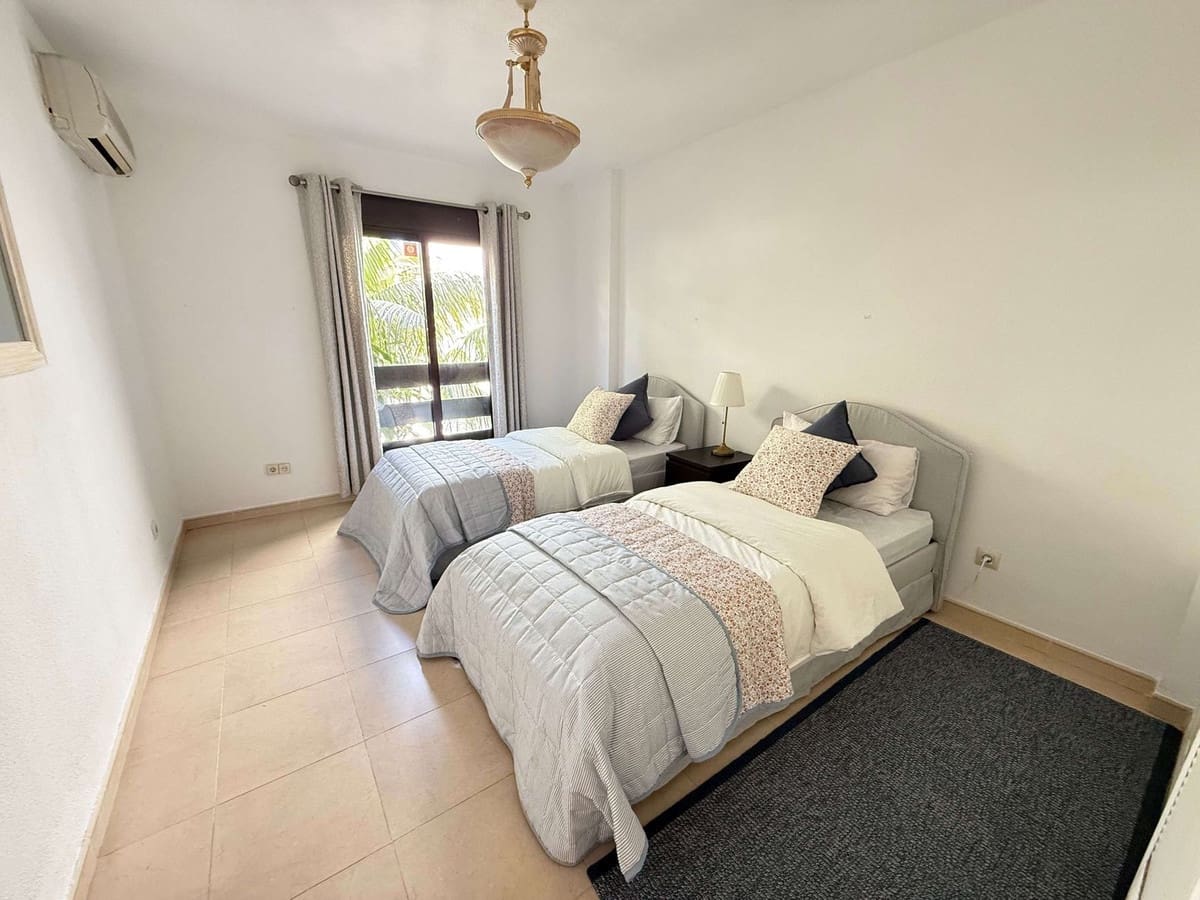 2 soverom Leilighet til salgs i Nueva Andalucia med svømmebasseng garasje - € 498 000 (Ref: 9851026)