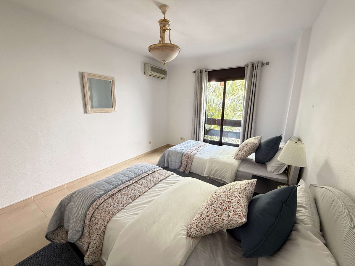 2 soverom Leilighet til salgs i Nueva Andalucia med svømmebasseng garasje - € 498 000 (Ref: 9851026)